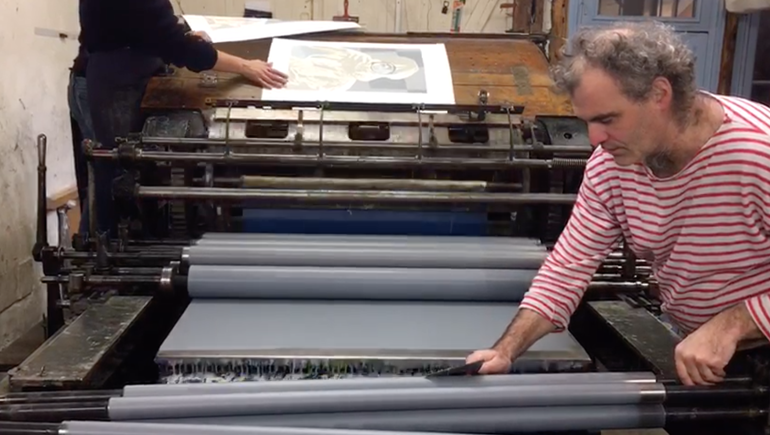 Video - Etienne de Champfleury et Laurence Lpron impriment de nuit la lithographie de Loulou Picasso en 9 nuances de gris
