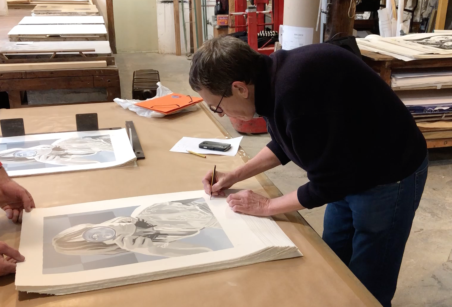 Video - Loulou Picasso signe sa lithographie  l'atelier A Fleur de Pierre