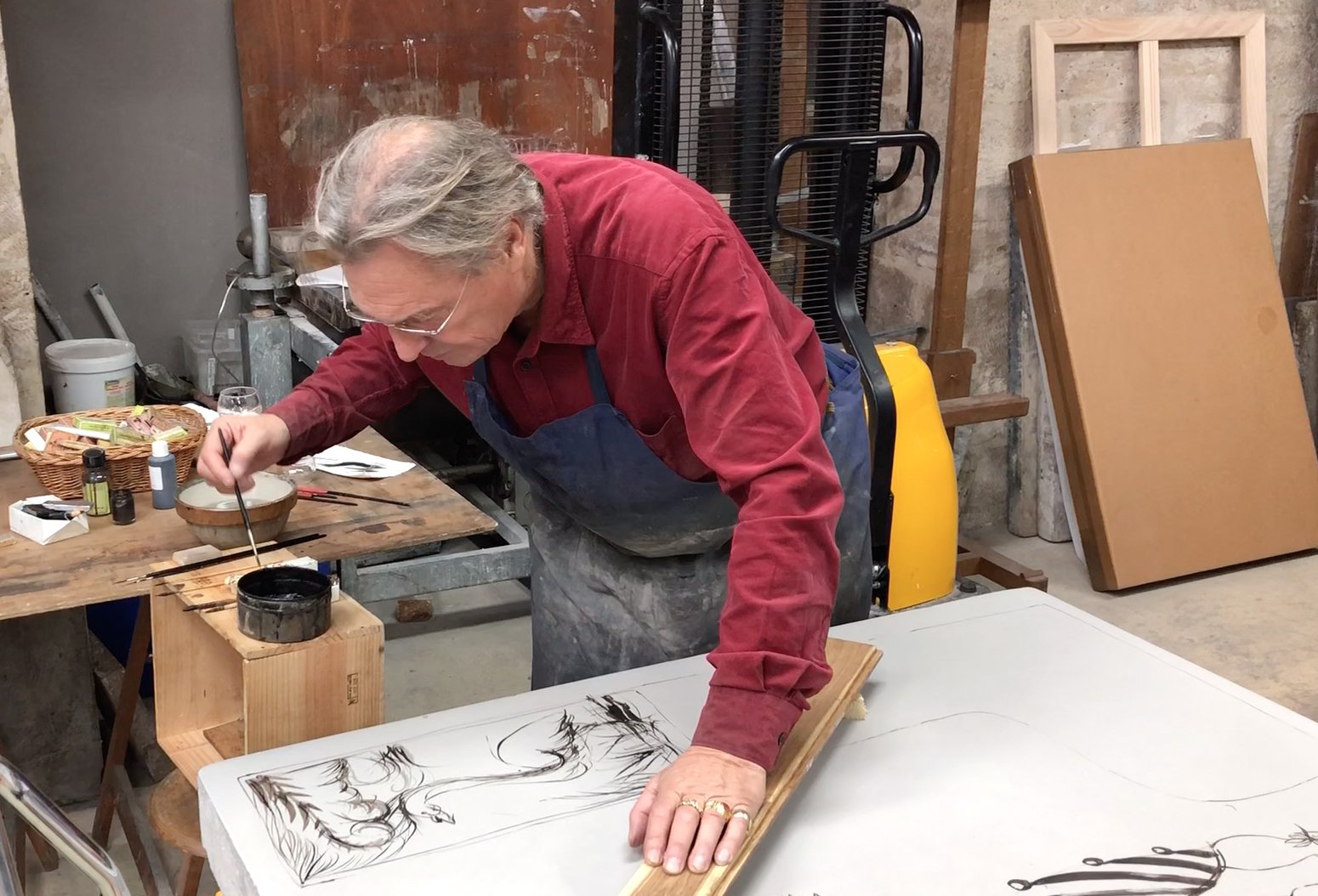 Video - Grard Garouste  l'atelier Stphane Guilbaud, en train de dessiner au pinceau sur pierre la composition de la lithographie Anagramme
