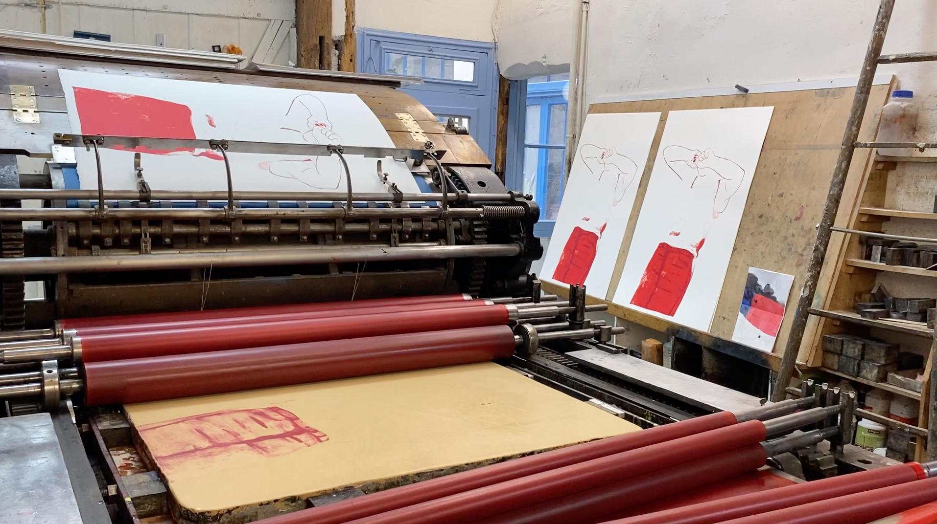Video - Impression du rouge sur les presses de l'atelier A Fleur de Pierre  Paris, sous la direction de Etienne de Champfleury