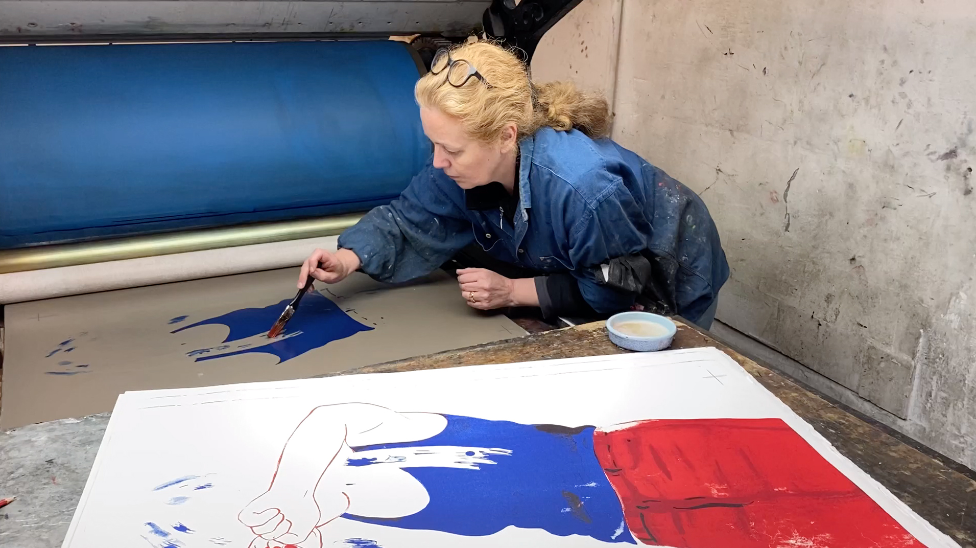 Video - Franoise Ptrovitch retouche en machine,  l'acide, la pierre qui servira  imprimer le bleu de la lithographie