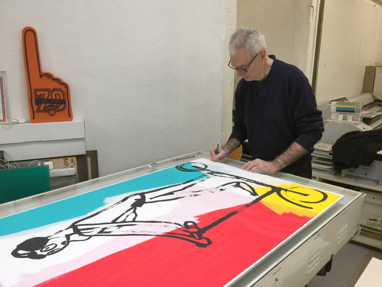 Alain SECHAS - Trottinette, 2018 -  Le 12 avril 2018, Alain Séchas est à l'atelier de Jérôme Arcay pour signer la sérigraphie
