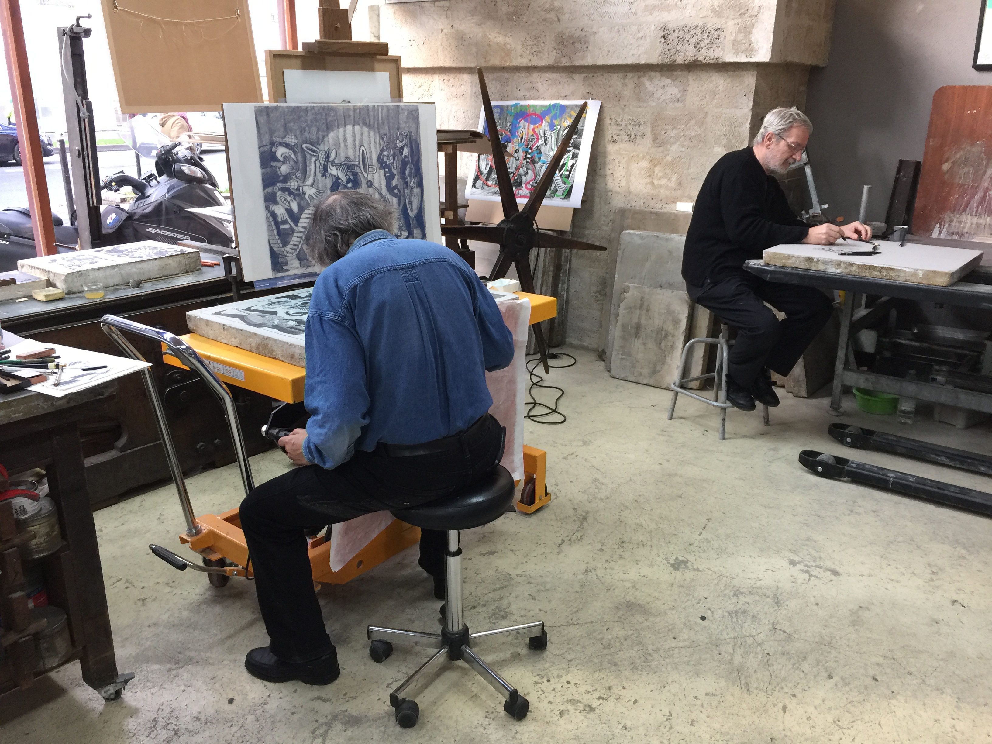 Art SPIEGELMAN - Sweet and Sour, 2018 -  Deux artistes très concentrés dans l'atelier de Stéphane Guilbaud. Art Spiegelman est en train de travailler sur la lithographie Silent Six