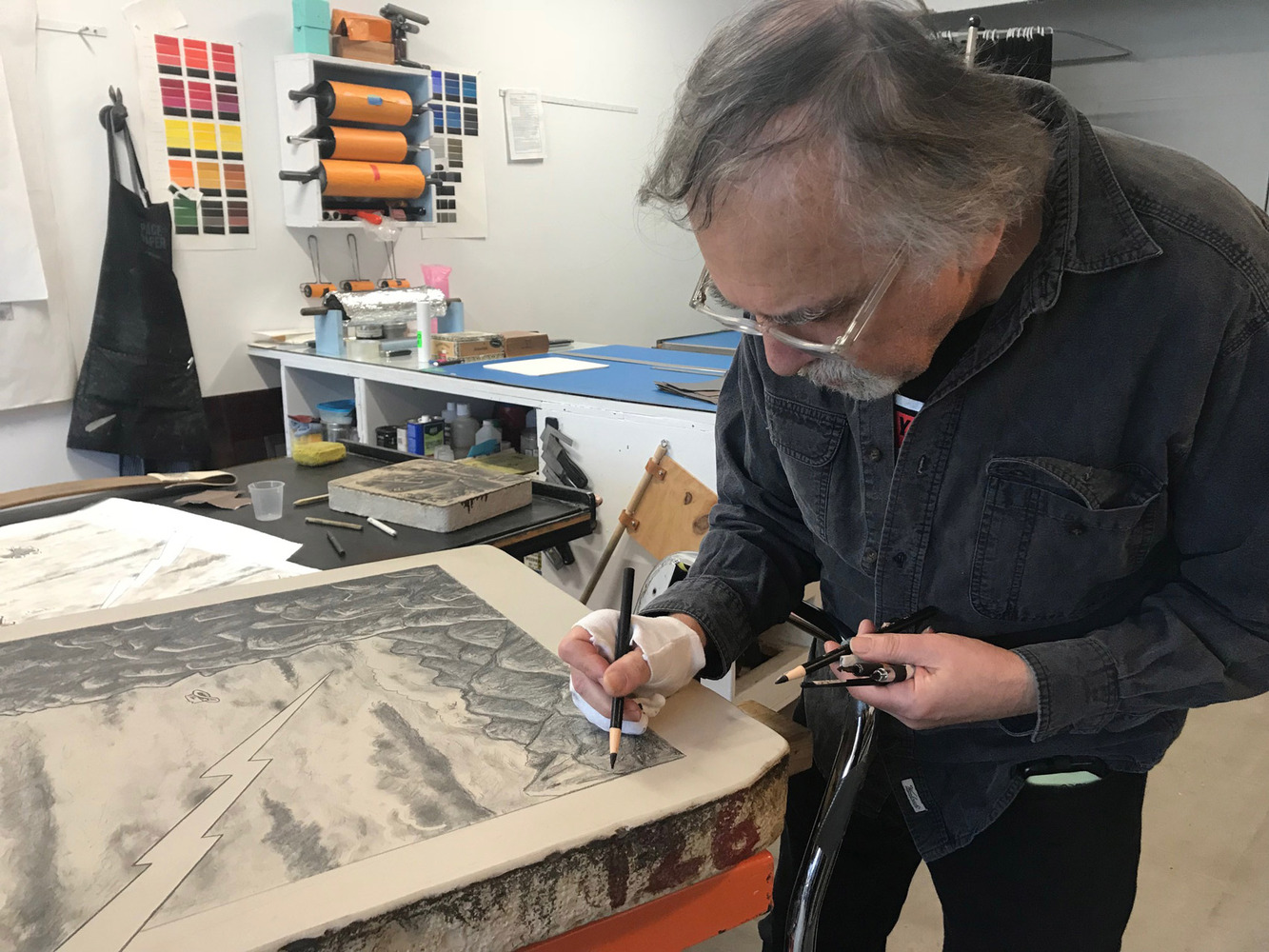 Art SPIEGELMAN - Trump L'Oeil, 2018 -  Le 18 mars 2018, Art Spiegelman apporte quelques derniers détails  sur la pierre dans l'atelier de Deborah Chaney