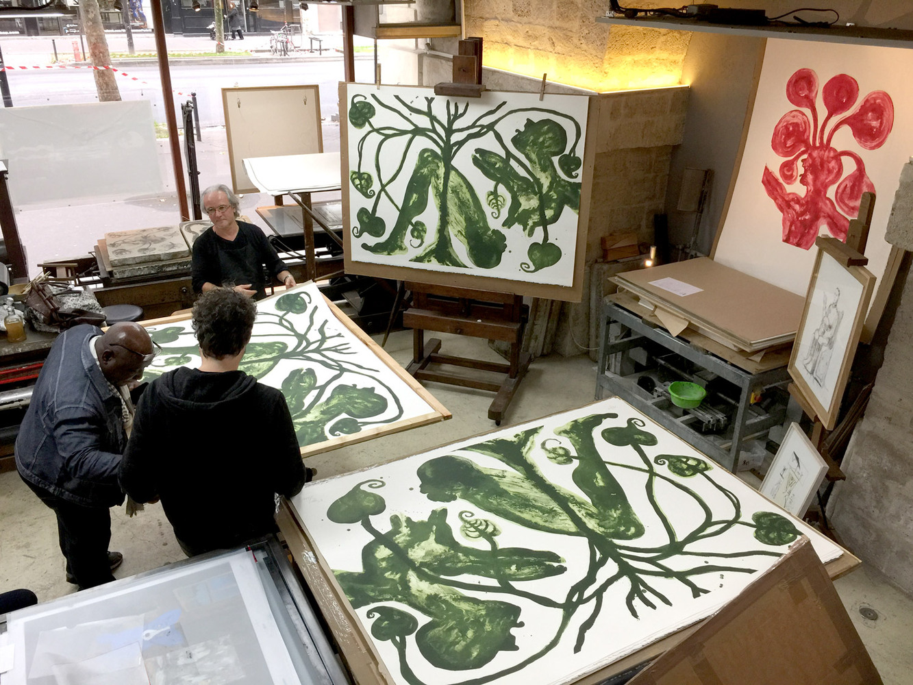 Barthélémy TOGUO - Take a Green Breath, 2017 -  10 octobre 2017, Barthélémy Toguo est à l'atelier parisien de Stéphane Guilbaud pour la signature de sa lithographie