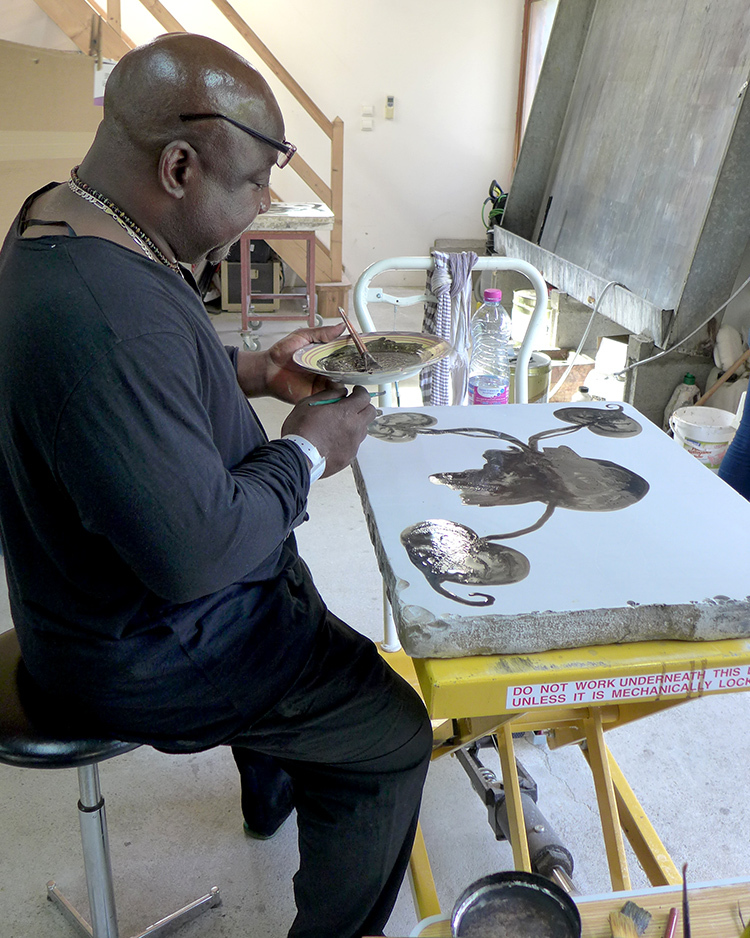Barthélémy TOGUO - Blowing Headache, 2017 -  Fin août 2017, l'artiste est à l'atelier de Stéphane Guilbaud La Force pour réaliser la lithographie sur pierre aux lavis à l'eau