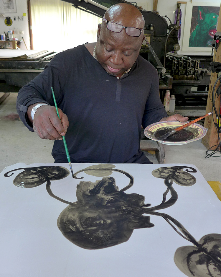 Barthélémy TOGUO - Blowing Headache, 2017 -  Fin août 2017, l'artiste est à l'atelier de Stéphane Guilbaud à La Force pour réaliser la lithographie sur pierre aux lavis à l'eau