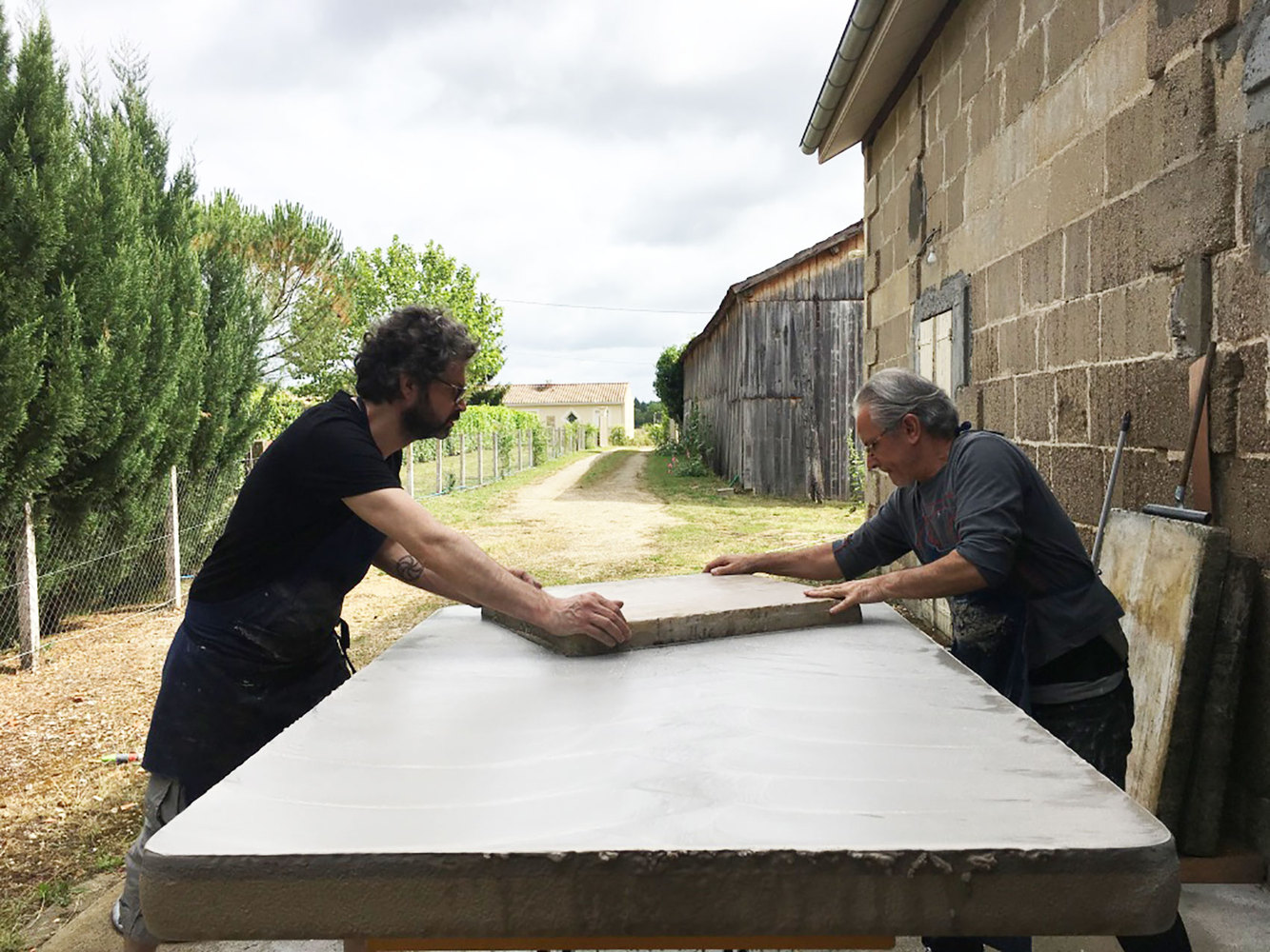 Damien DEROUBAIX - Furie, 2017 -  Graînage de la grande pierre à l'atelier de Stéphane Guilbaud à La Force
