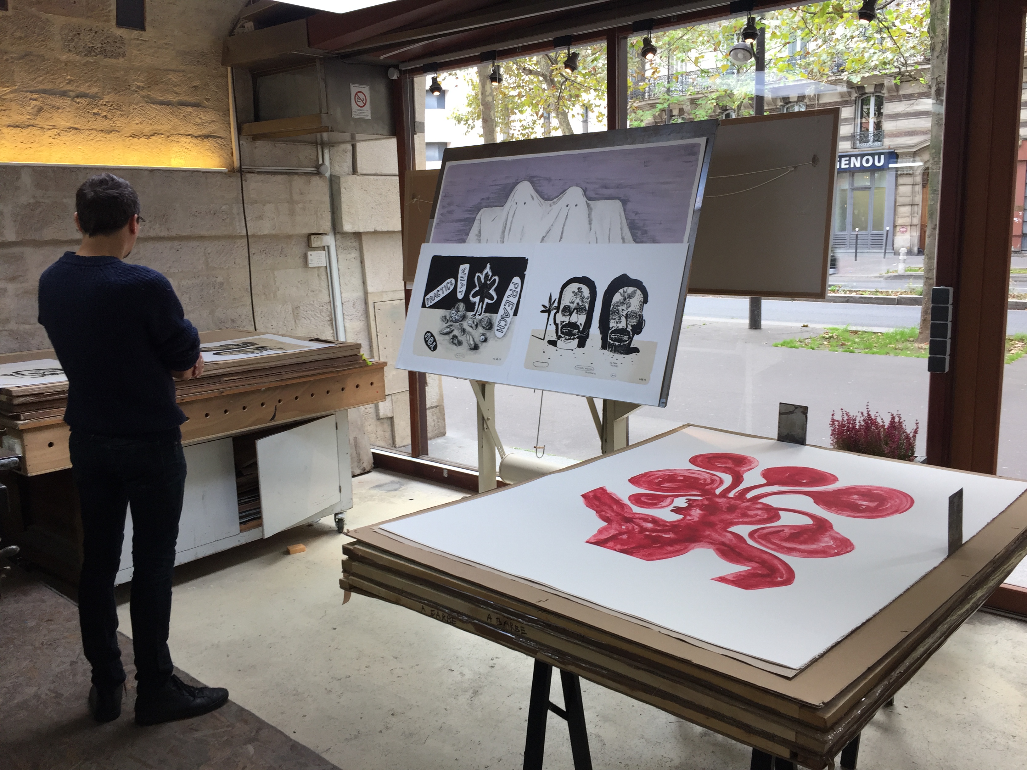 Damien DEROUBAIX - Graveurs, 2017 -  Ca y est, l'artiste est satisfait de la composition. Au chevalet et sur les tables les lithographies de Barthélémy Toguo et James Rielly.