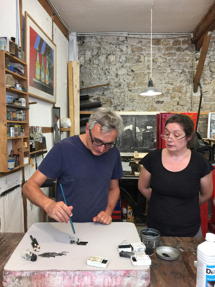 DAVID B - Mon Grand-Père sur le Front, 2017 -  Le 19 juillet 2017, David B arrive à l'atelier À Fleur de Pierre pour une résidence de 10 jours, il commence tout de suite une pierre d'essai pour se familiariser avec les techniques