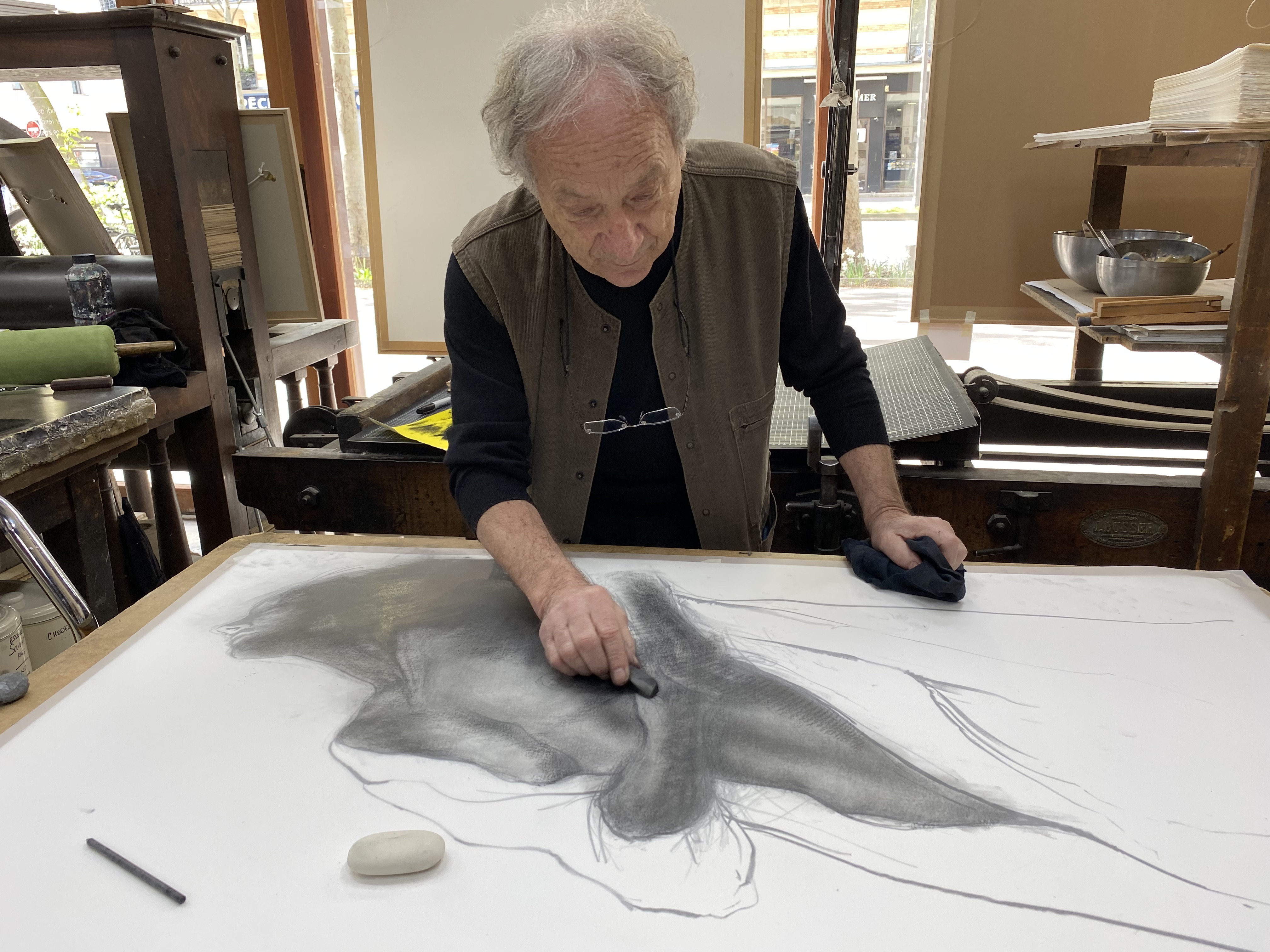 Ernest PIGNON-ERNEST - Extase, 2022 -  L'artiste travaille au fusain sur calque. Le calque sera ensuite insole&#769; sur plaque d'aluminium avant d'e&#770;tre imprime&#769; en lithographie