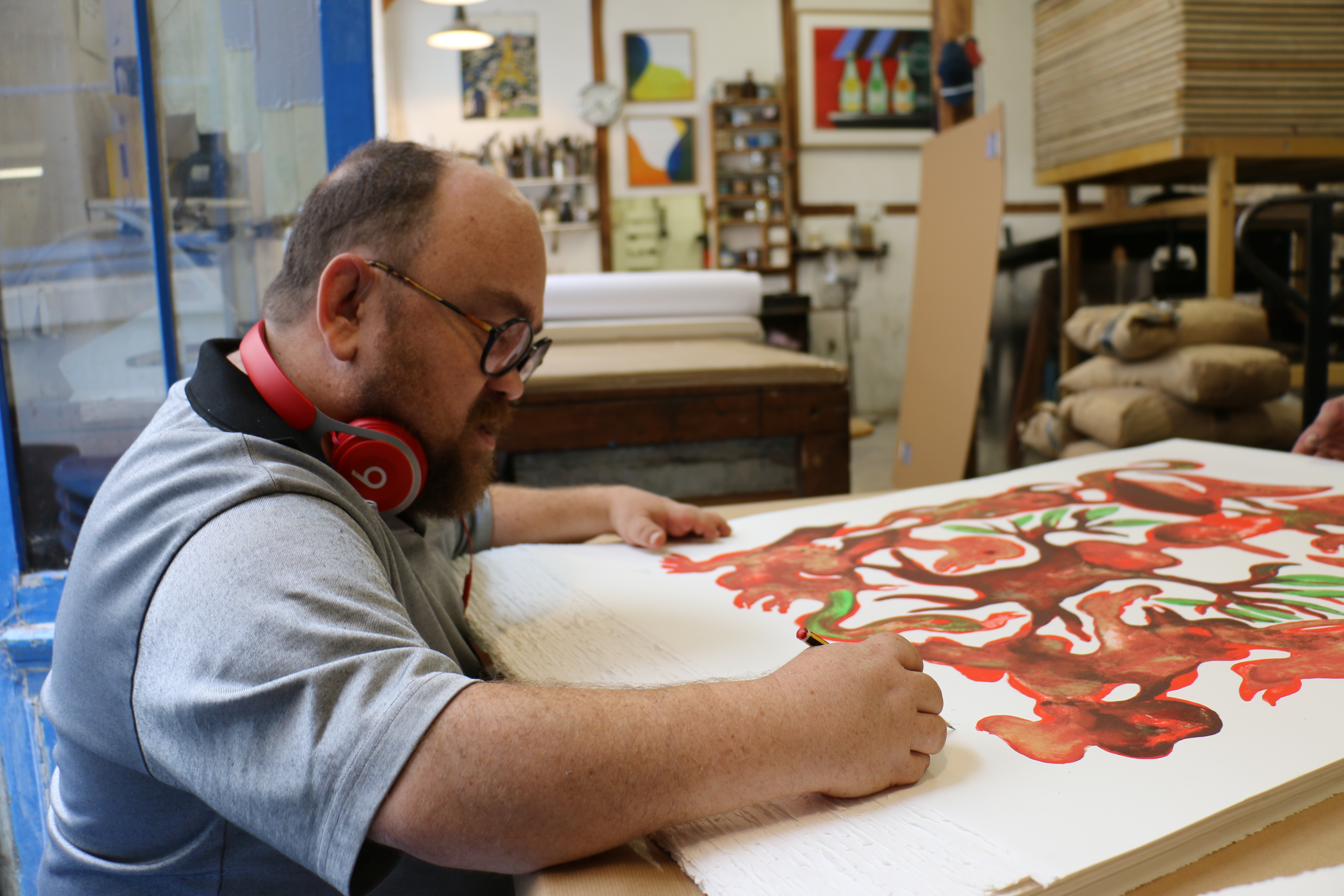 Fabien VERSCHAERE - La Géographie du Totem, 2018 -  Fabien Verschaere en train de signer sa lithographie à l'atelier A Fleur de Pierre