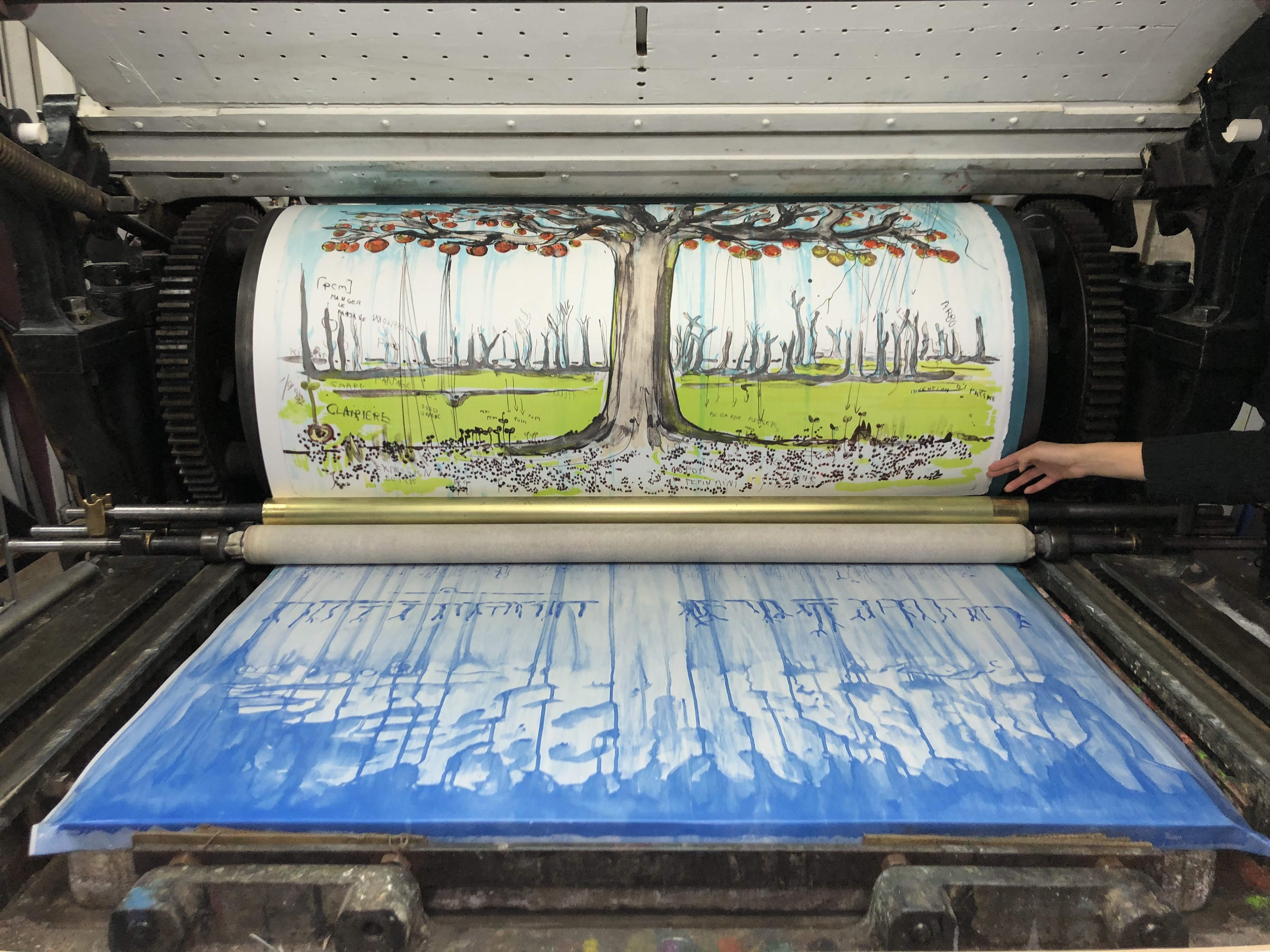 Fabrice HYBER - Pépins, 2019 -  La plaque et la feuille se rencontrent dans la machine, l'une apposant sur l'autre la dernière couleur, le bleu du ciel