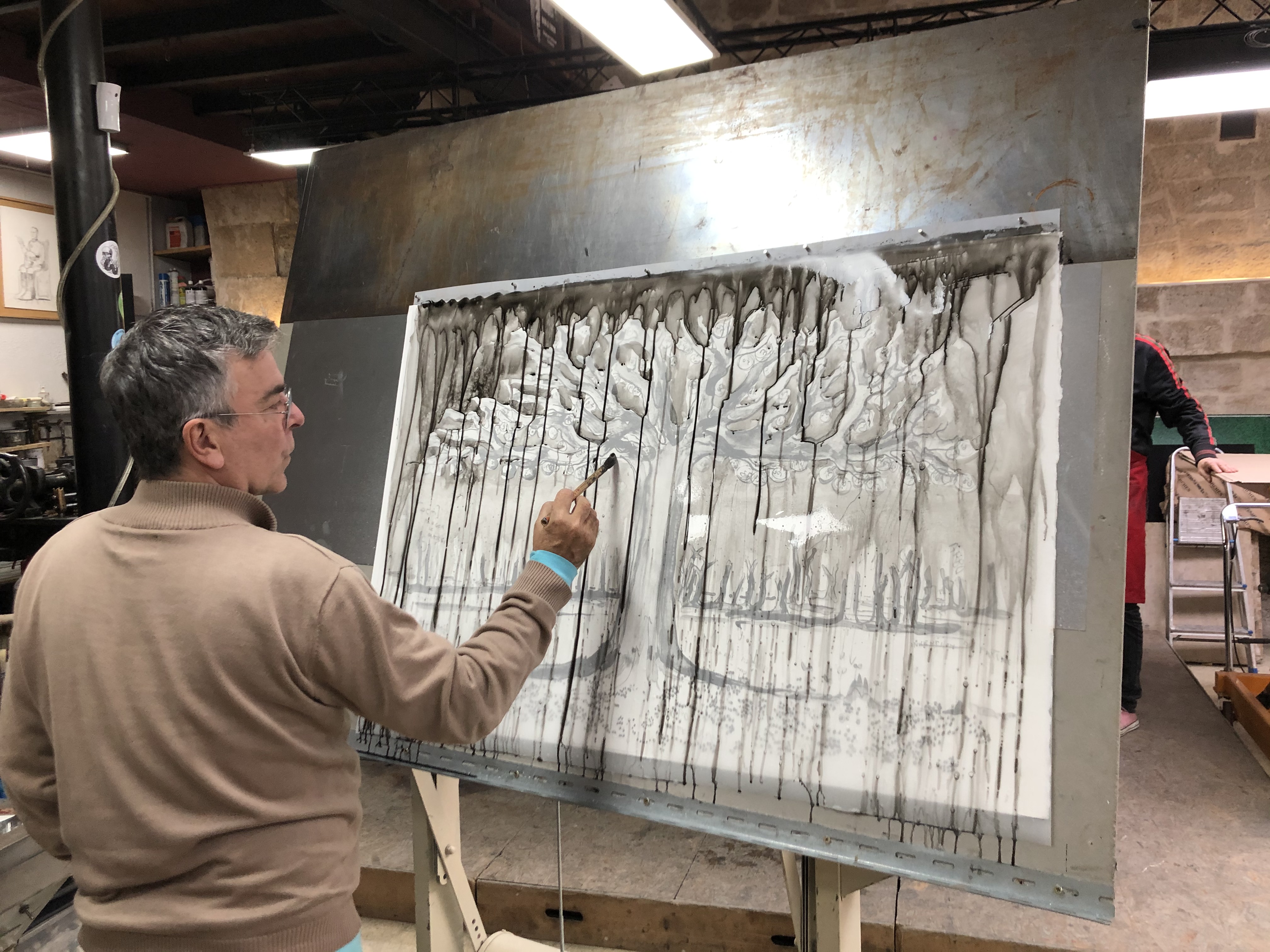 Fabrice HYBER - Pépins, 2019 -  Fabrice Hyber dessine au pinceau sur un calque appliqué sur le tirage en noir de la litohgraphie. Le calque sera ensuite insolé sur plaque pour l'impression du bleu