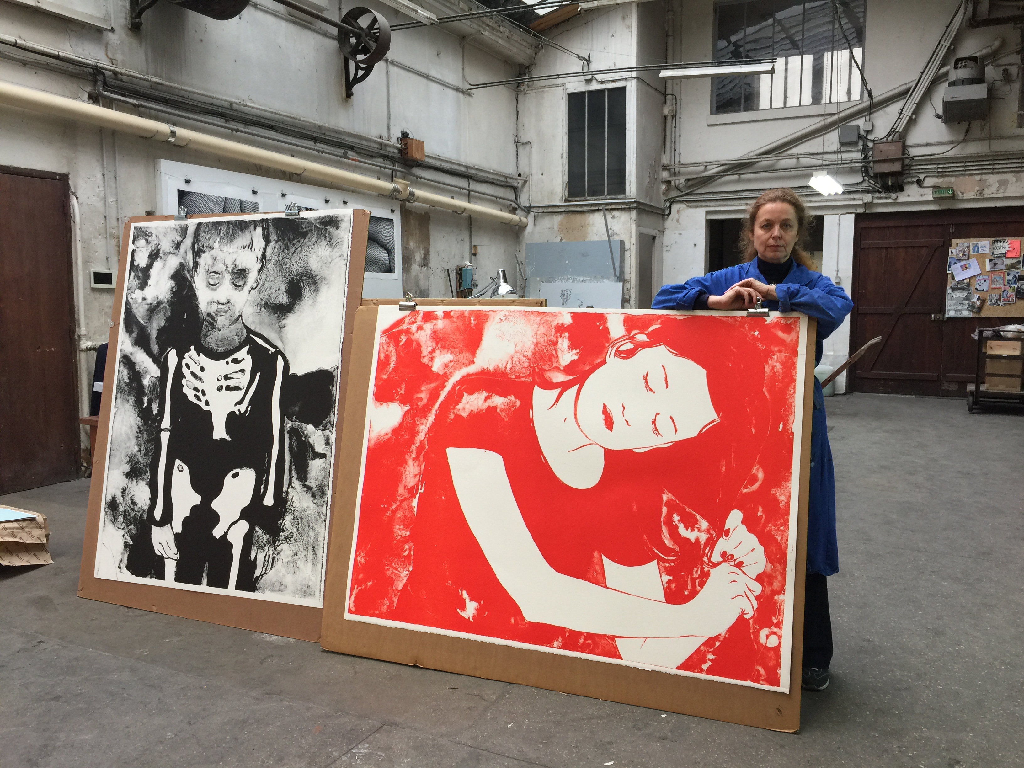 Françoise PETROVITCH - Garçon au Squelette, 2016 -  Atelier Idem, le 15 novembre 2016, Françoise Pétrovitch pose devant ses deux grandes lithographies éditées par MEL Publisher
