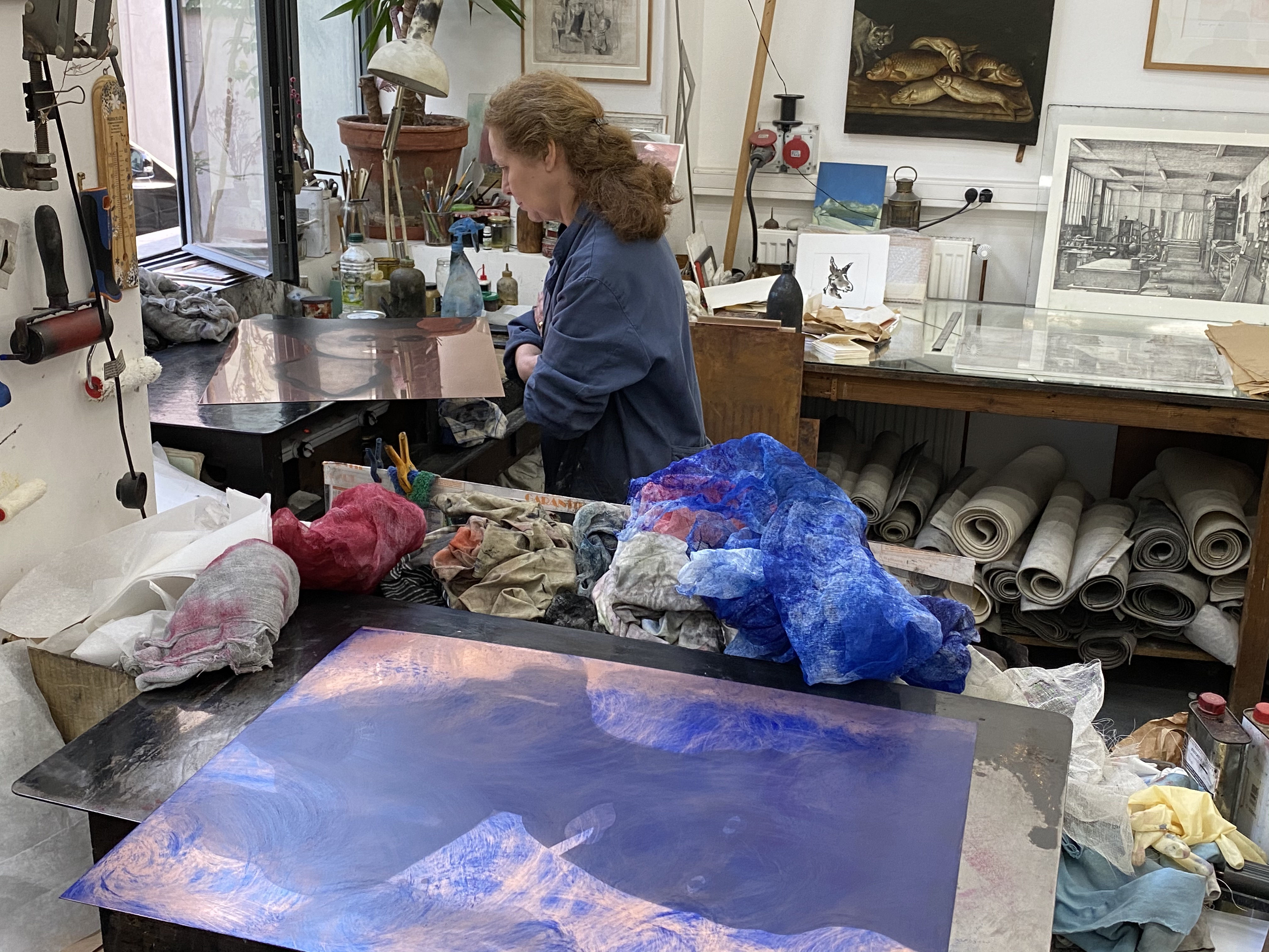 Françoise PETROVITCH - Fumeuse, 2021 -  Encrage de la plaque du bleu et de la plaque du noir à l'atelier René Tazé