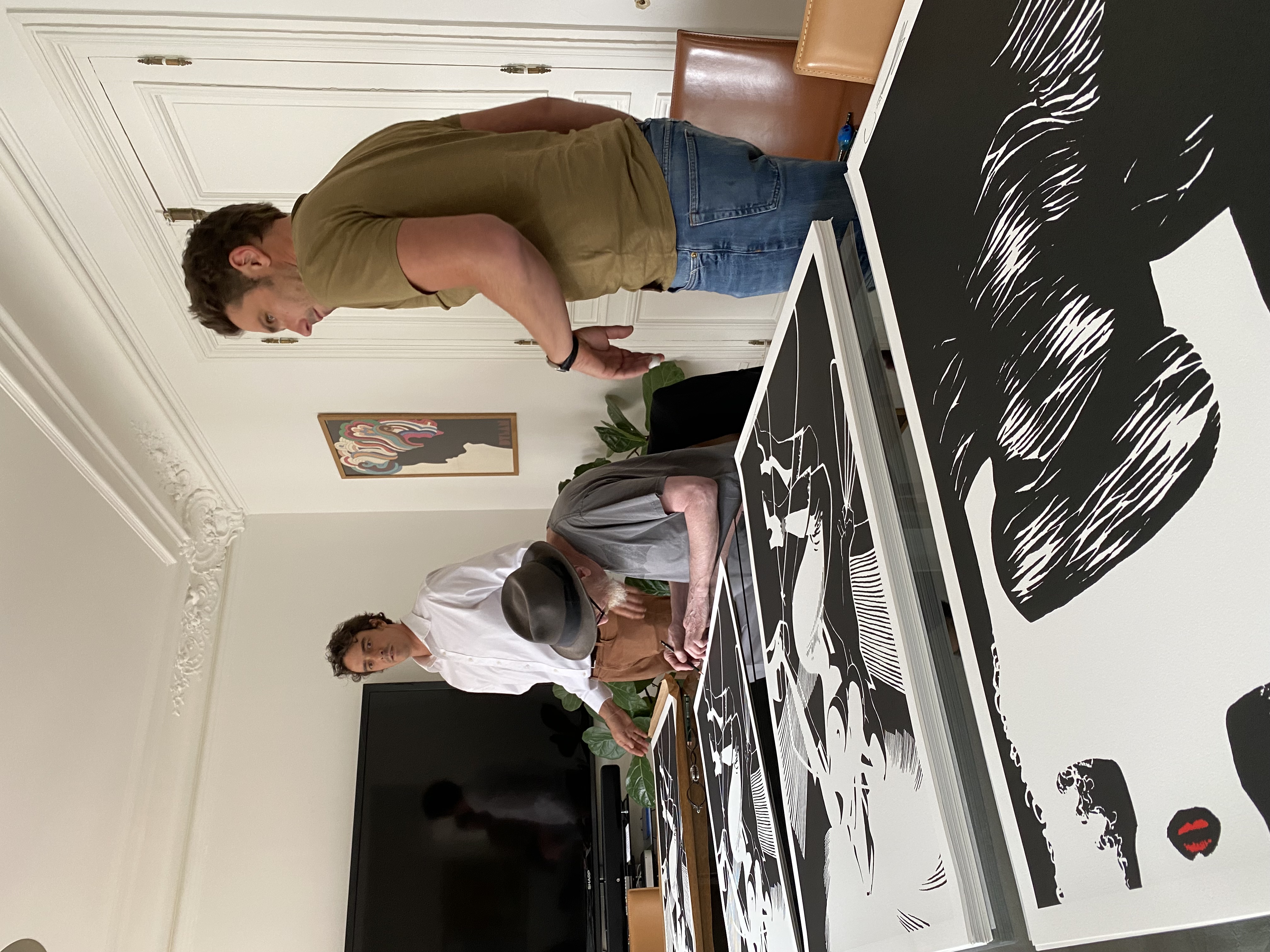 Frank MILLER - SIN CITY - NANCY CALLAHAN, 2022 -  Frank Miller est venu à Paris pour la signature de la sérigraphie. Il est entouré des imprimeurs de l'atelier Tchikebe à Marseille. 