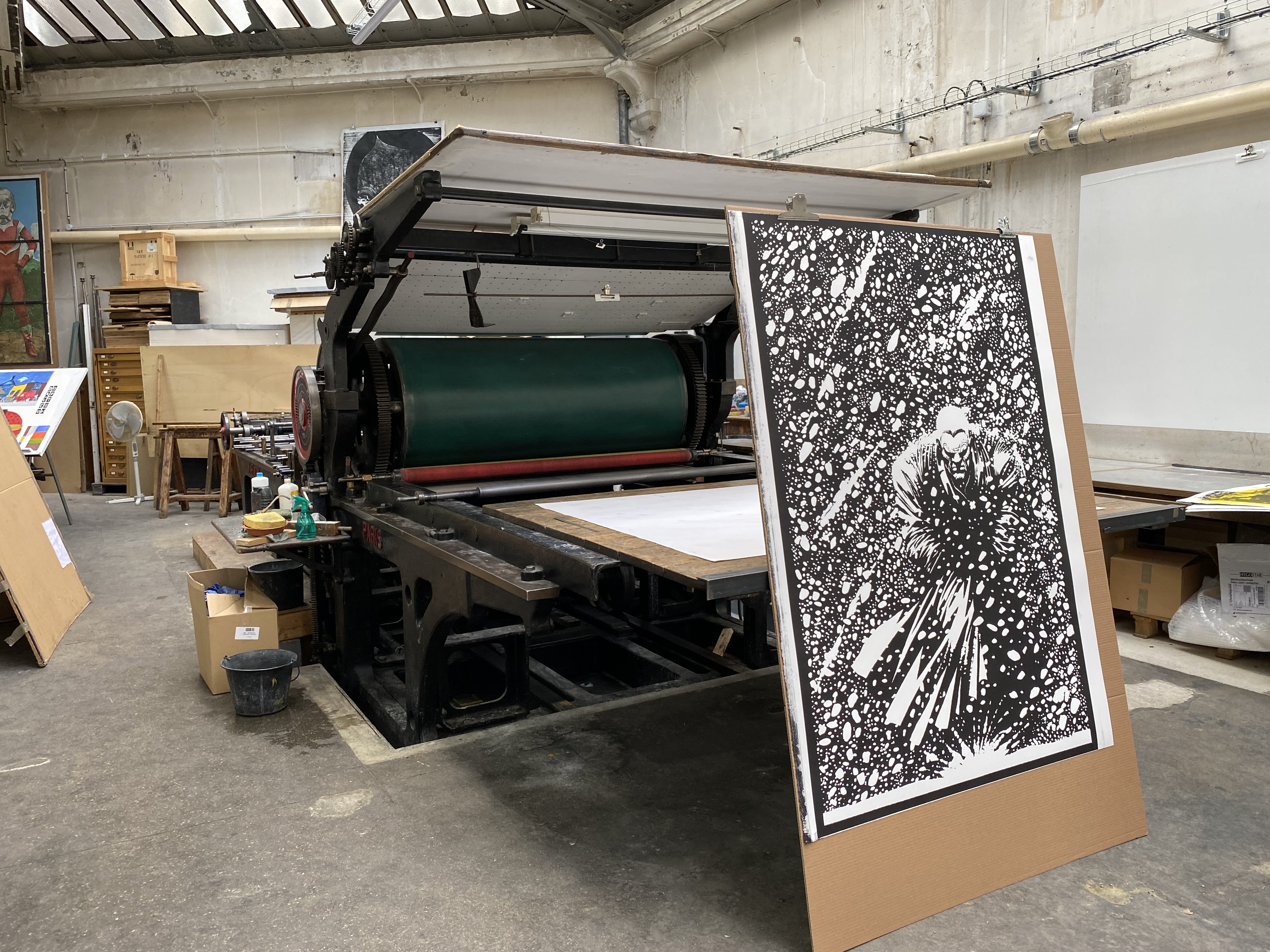 Frank MILLER - SIN CITY - MARV, 2022 -  Voici la grande presse lithographique qui a servi à l'impression de la lithographie. Elle date du tout début du XXe siècle. 