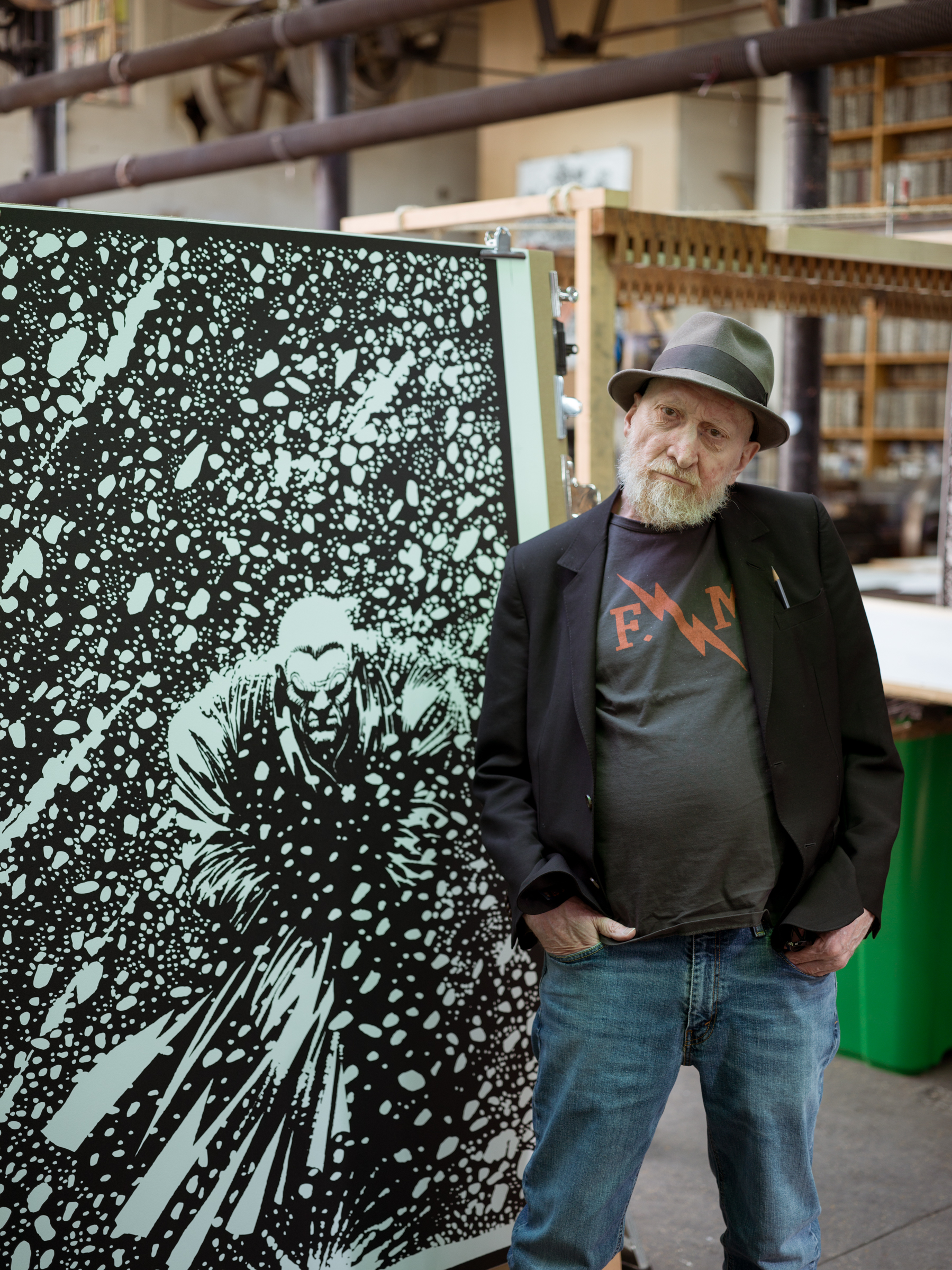 Frank MILLER - SIN CITY - MARV, 2022 -  Frank Miller devant la lithographie Sin City - Marv, dans l'atelier Idem à Paris