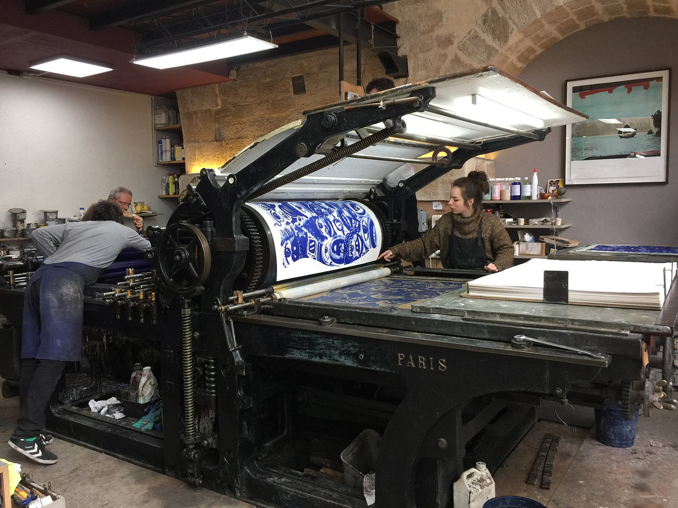 Hervé DI ROSA - René Azulejo, 2018 -  Impression du bleu dans la presse de l'atelier parisien de Stéphane Guilbaud