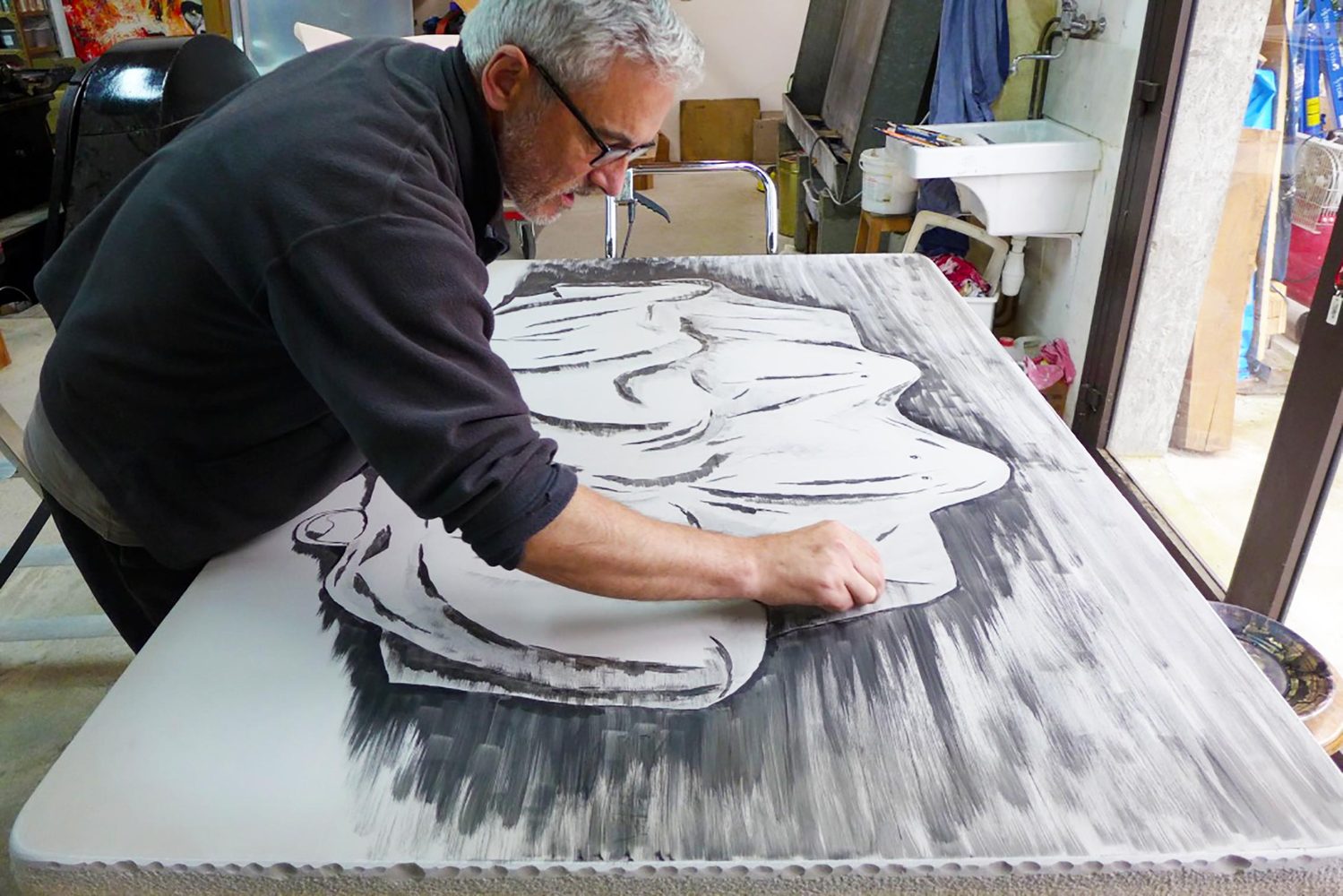 James RIELLY - French Ghosts, 2017 -  L'artiste réalisant sur la grande pierre le dessin de la lithographie French Ghosts