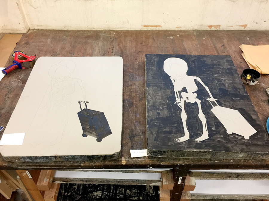 James RIELLY - No Home, 2017 -  La pierre qui servira à imprimer la valise du squelette (à gauche) et celle qui servira pour le fond (à droite)