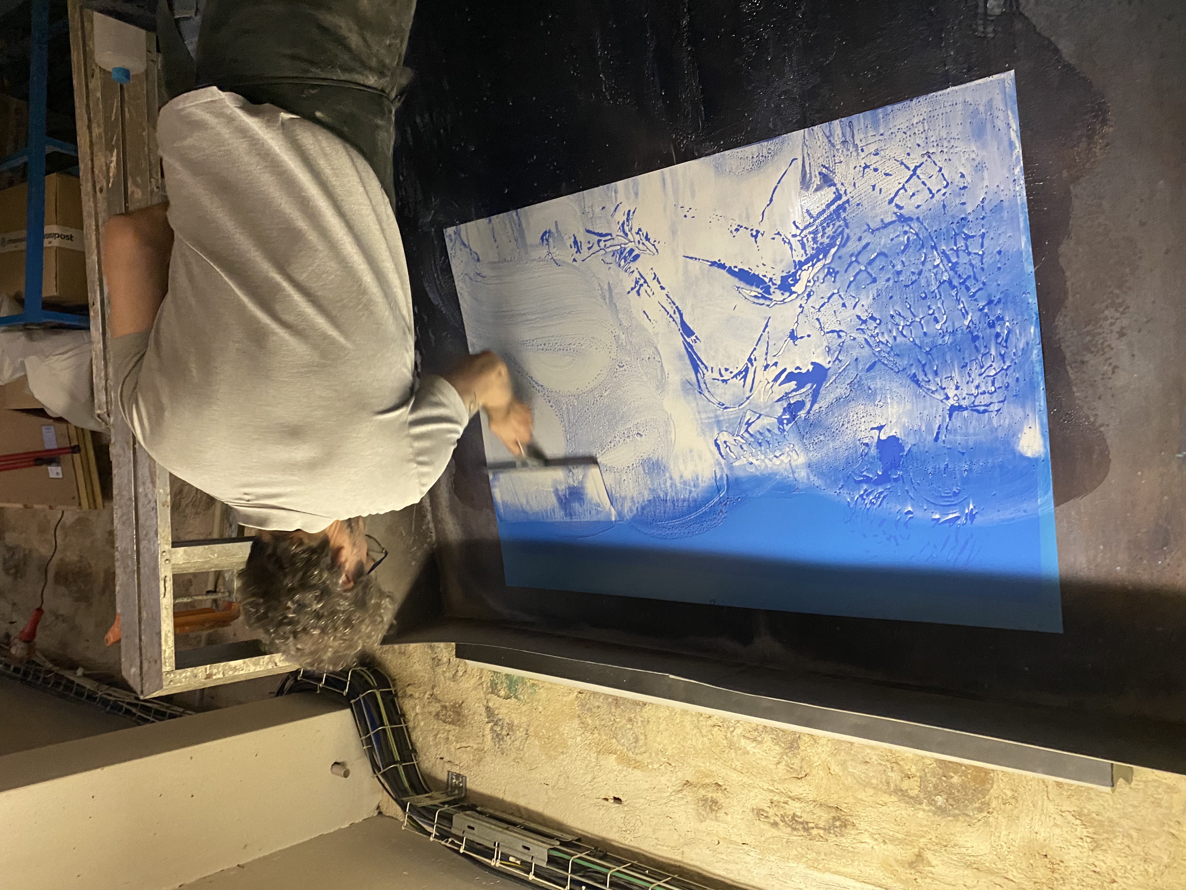 JEF AÉROSOL - GUITAR KID, 2022 -  11 - Après insolation du film sur plaque d'aluminium, Thomas Marin révèle l'image qui sera imprimée en gris. Afin d'avoir plus d'opacité, ce sont des couleurs légèrement argentées qui seront imprimées