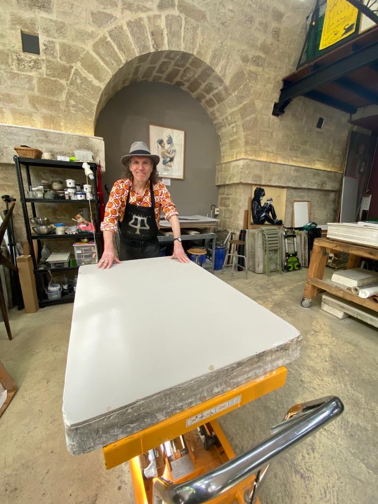 JEF AÉROSOL - GUITAR KID, 2022 -  Jef Ae&#769;rosol devant la pierre lithographique vierge a&#768; l'atelier Ste&#769;phane Guilbaud