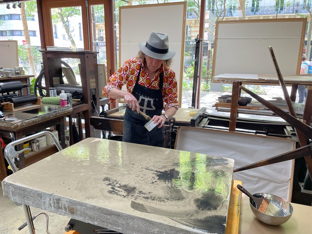 JEF AÉROSOL - GUITAR KID, 2022 -  Le fond de la lithographie est d'abord re&#769;alise&#769; sur pierre au lavis a&#768; l'eau