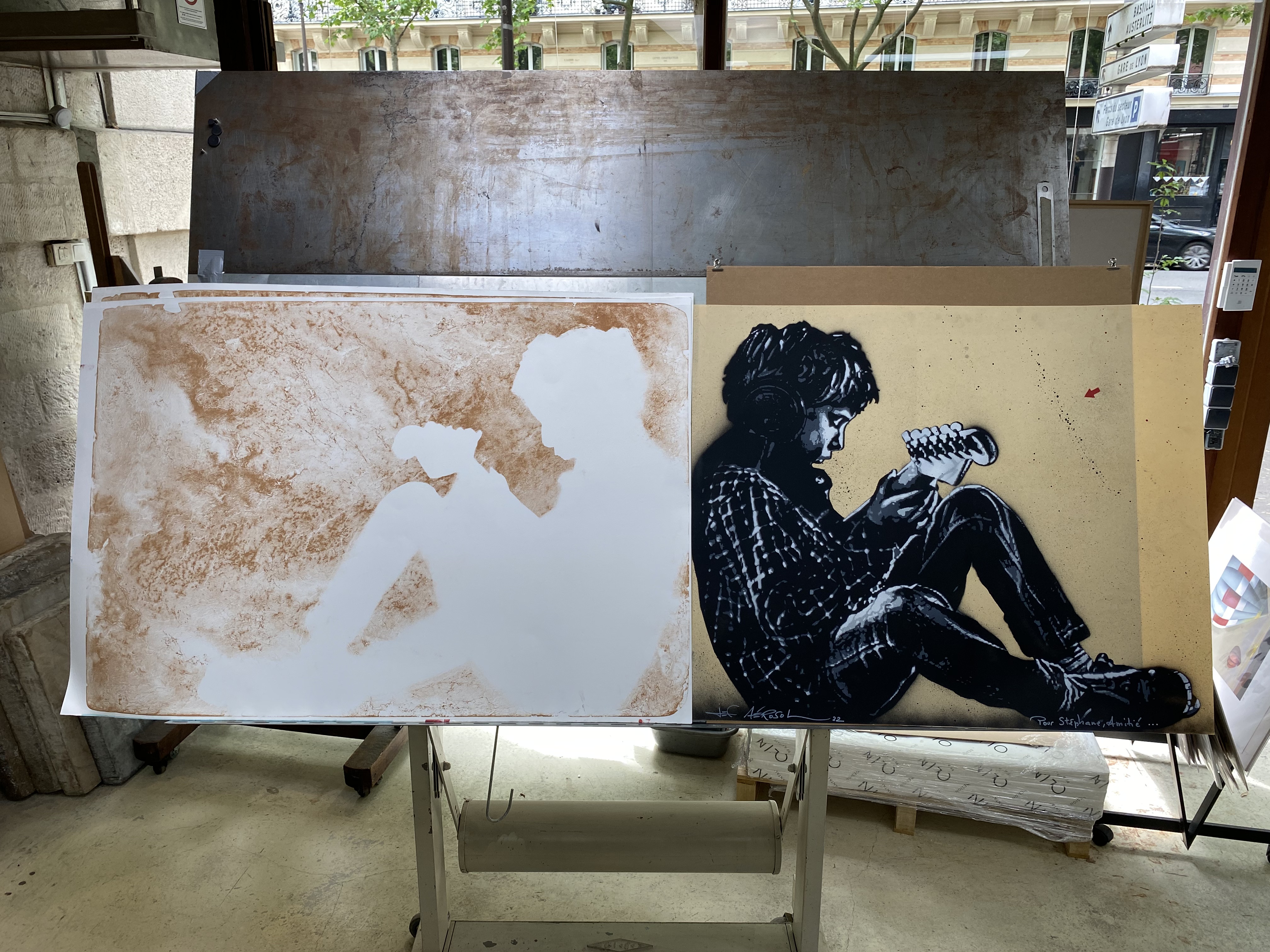 JEF AÉROSOL - GUITAR KID, 2022 -  Tout au long du processus d'impression, les imprimeurs se repe&#768;rent avec un pochoir original au format de la lithographie, re&#769;alise&#769; par l'artiste sur carton