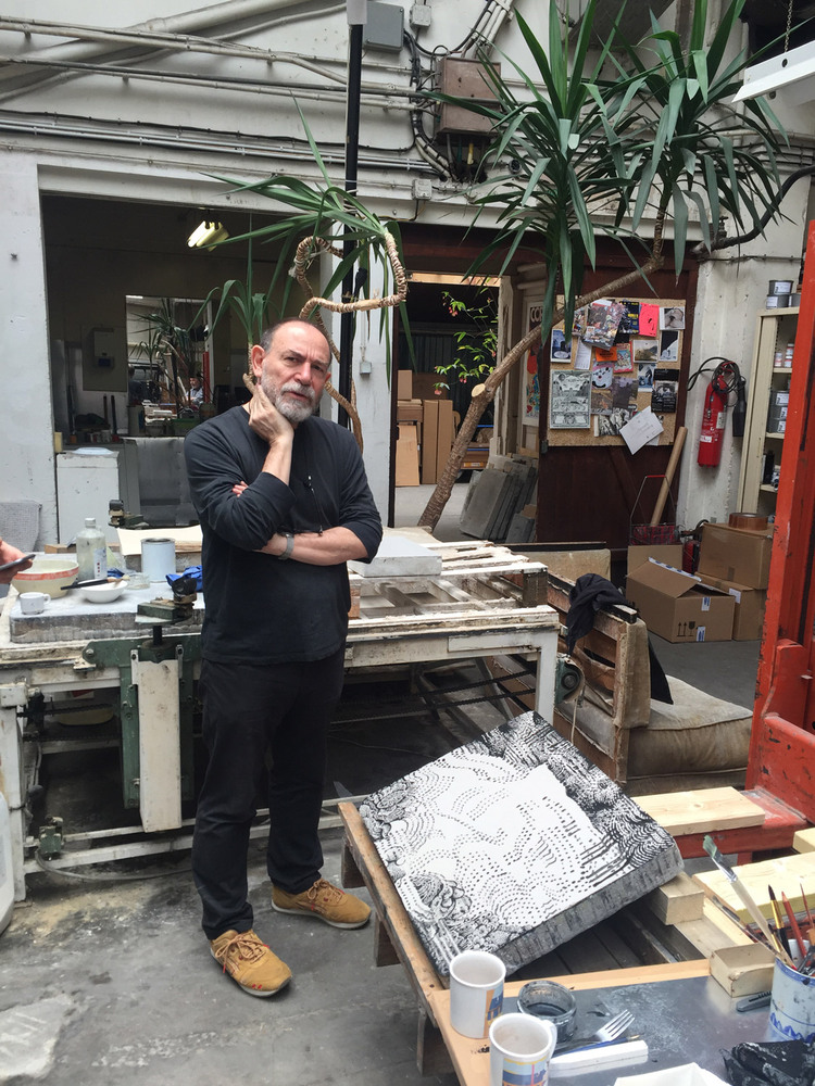 Lorenzo MATTOTTI - Tiepolo 1 (La Danse), 2016 -  L'artiste Lorenzo Mattotti dans l'atelier Idem, devant la pierre "Régulateur Altéré" de Stéphane Blanquet, le 18 juin 2016