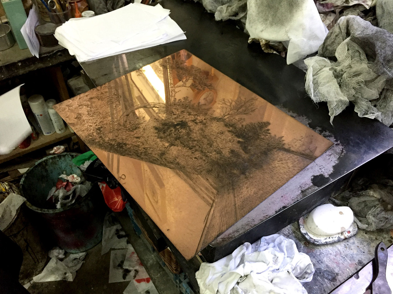 Nicolas de CRECY - Corsica, 2017 -  Atelier René Tazé, Nicolas de Crécy a terminé la plaque de cuivre de la gravure Corsica, elle est encrée et prête à être imprimée par Bérengère Lipreau