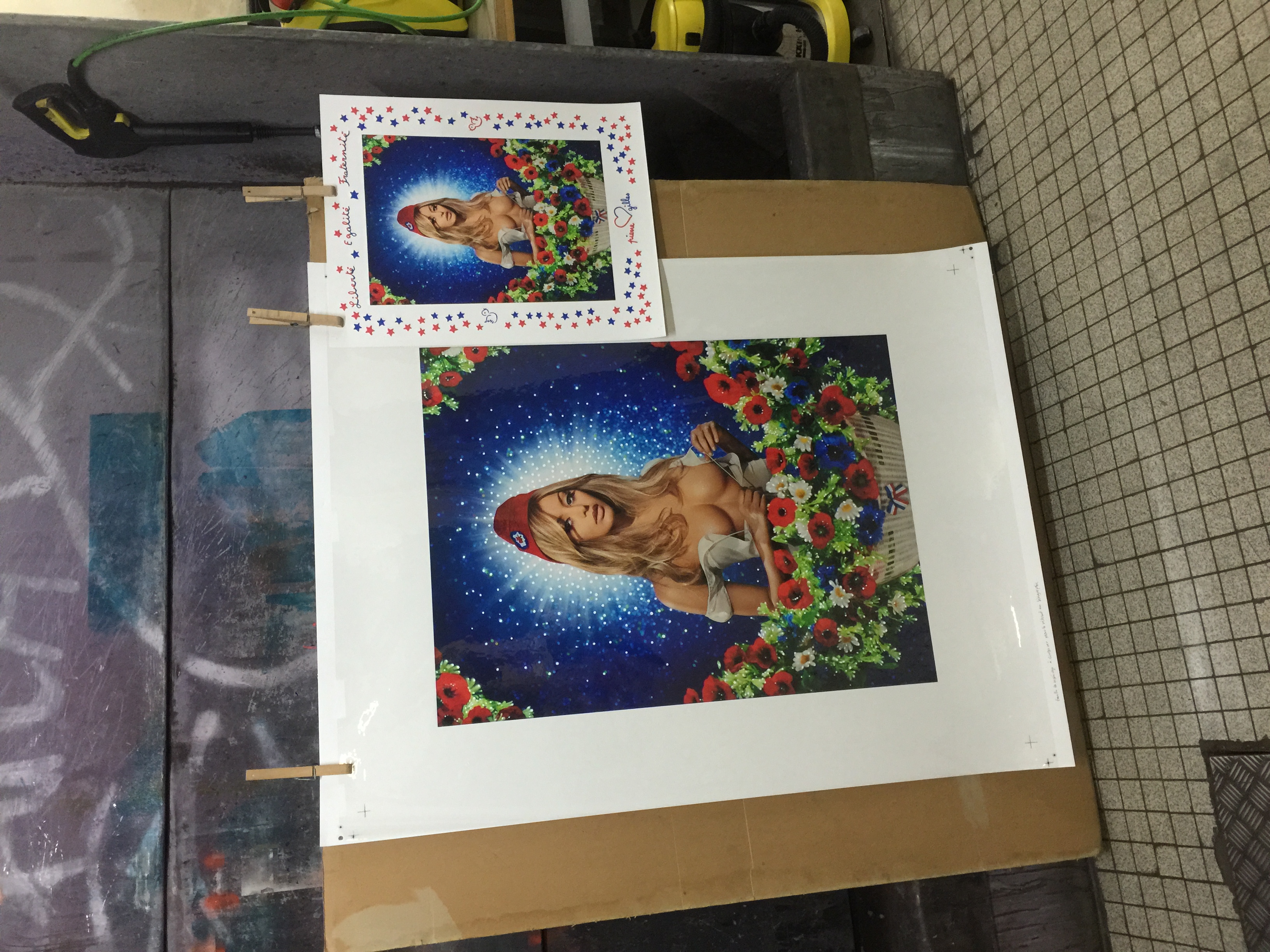 Pierre Commoy & Gilles Blanchard dits PIERRE & GILLES - Zahia / Marianne, 2015 -  Jérôme Arcay a récupéré les impressions numériques faites par Franck Bordas ainsi qu'un tirage dont les marges ont été rehaussées à la main par Gilles. Ce tirage servira à la réalisation des écrans pour l'impression en sérigraphie.