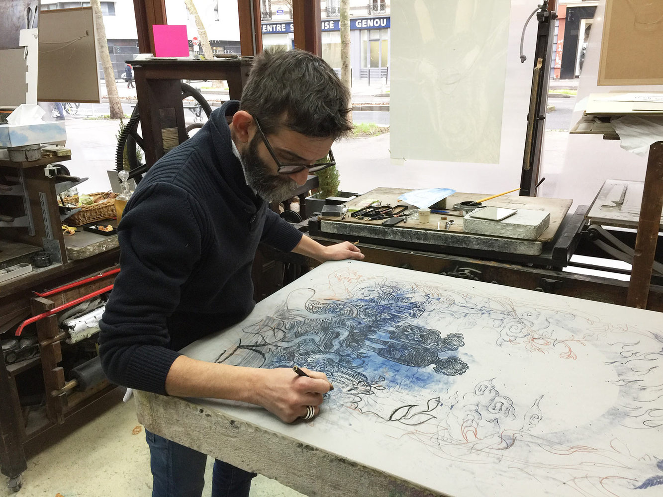 Vincent Parronaud dit WINSHLUSS - Over the Rainbow, 2018 -  Février 2018, Winshluss débute le dessin de "Over the rainbow" à l'atelier parisien de Stéphane Guilbaud, sur une pierre de 120 x 80 cm. Un dessin tout au crayon