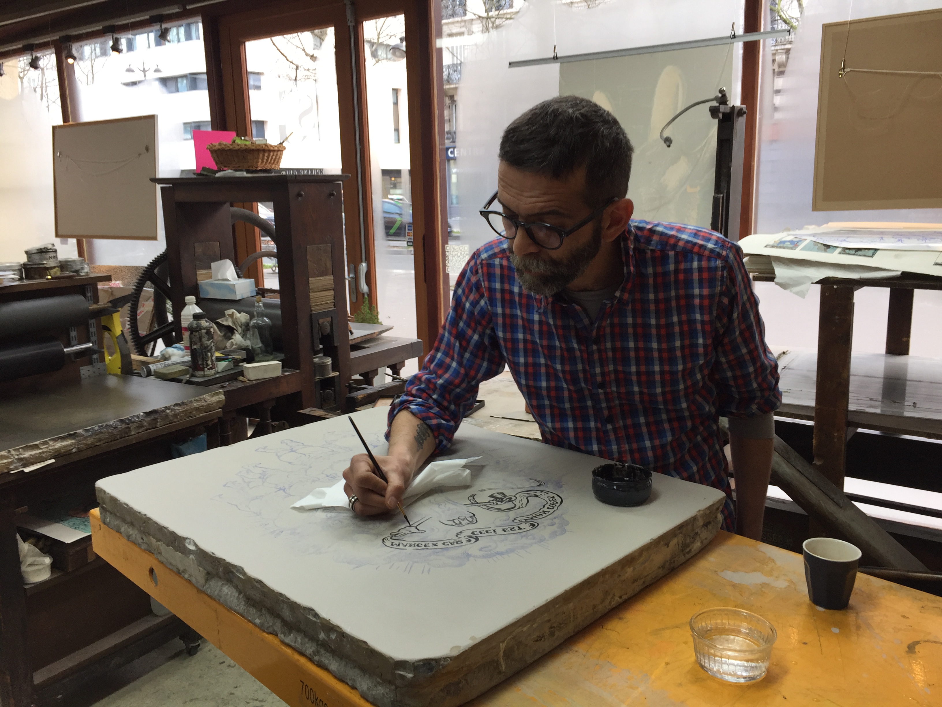 WINSHLUSS - Ceci Est Mon Corps, 2018 -  Winshluss dessine sa nouvelle lithographie dans l'atelier de Stéphane Guilbaud à Paris