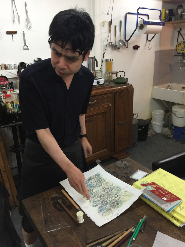 Yuichi YOKOYAMA - Sans Titre, 2018 -  L'artiste Yuichi Yokoyama explique à Domitille Araï les effets d'aquatinte qu'il souhaite obtenir, à partir d'une épreuve rehaussée à l'encre