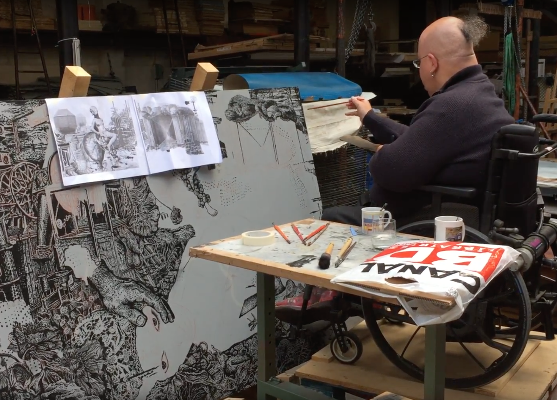 Video - Stéphane Blanquet dessine sur la grande pierre, un travail lent, précis et pointilliste