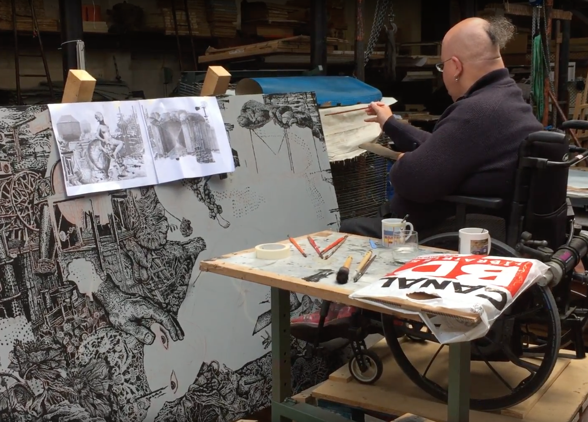 Video - Stphane Blanquet dessine sur la grande pierre, un travail lent, prcis et pointilliste