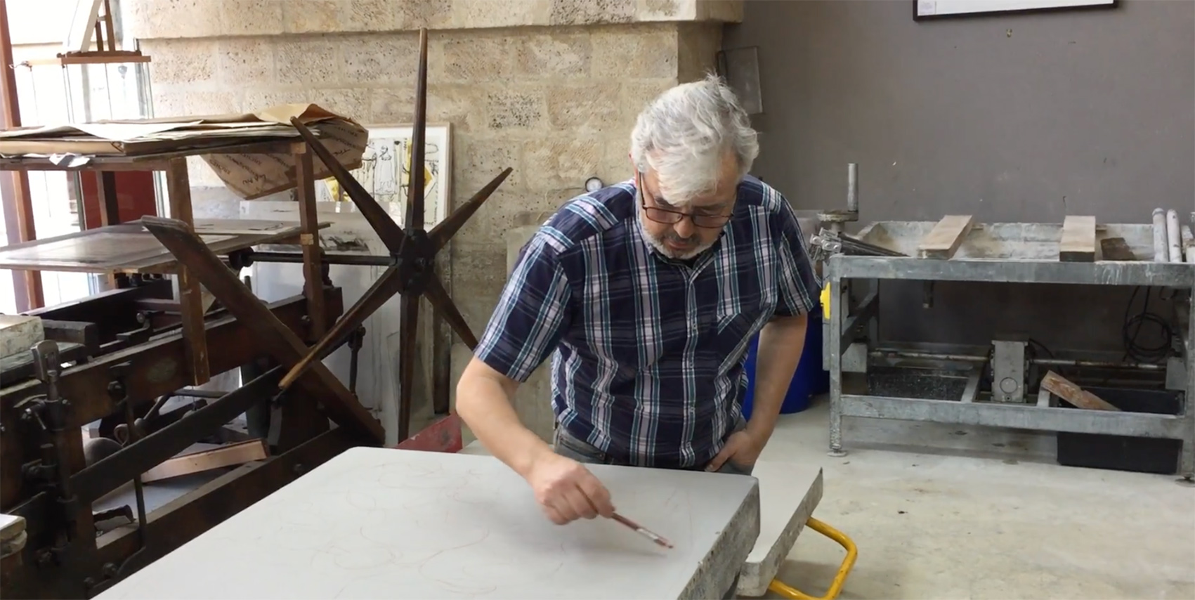 Video - Hervé Di Rosa débute l'esquisse de sa composition à la sanguine directement sur la pierre
