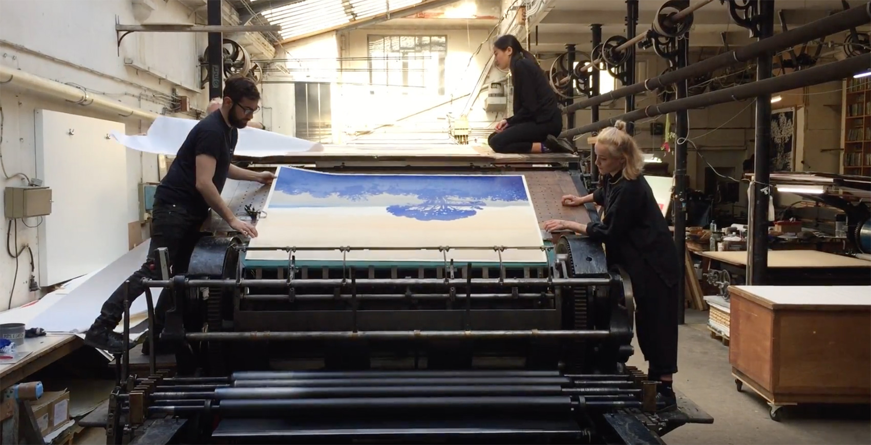 Video - Impression du noir depuis l'arrière de la grande presse, atelier Idem, Paris