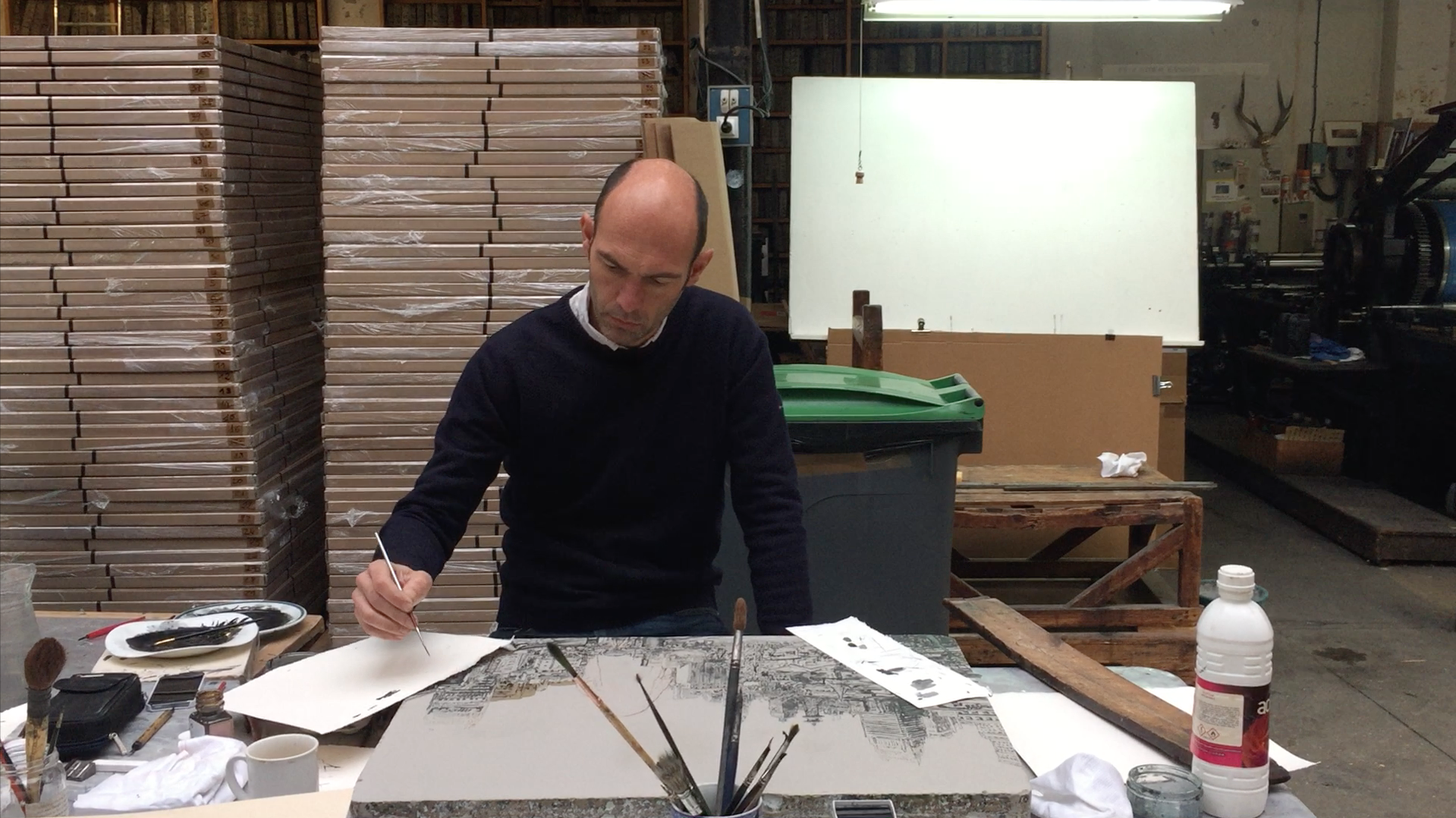 Video - Nicolas de Crécy dessinant pour la lithographie Un Fantôme sur la Ville, à l'atelier Idem, Paris