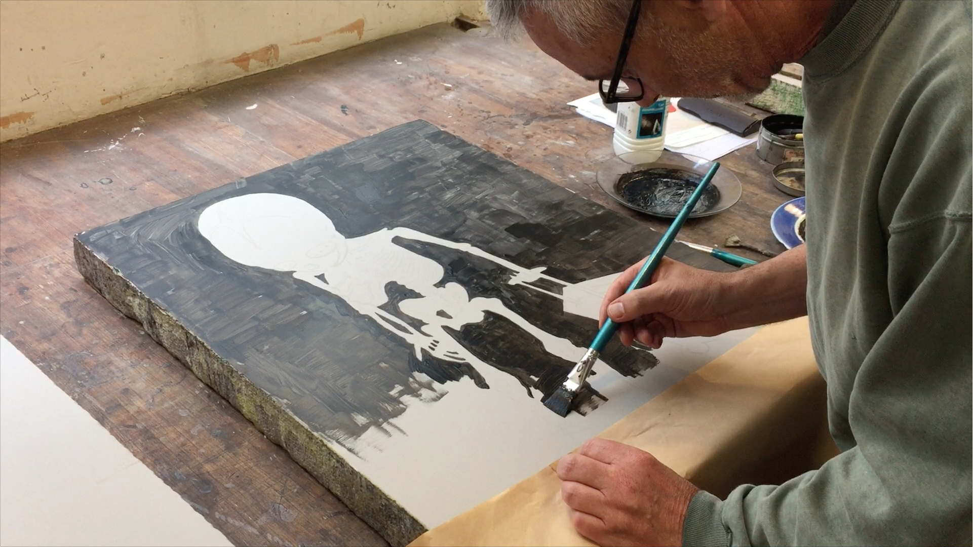 Video - James Rielly ralisant le fond de la lithographie No Home