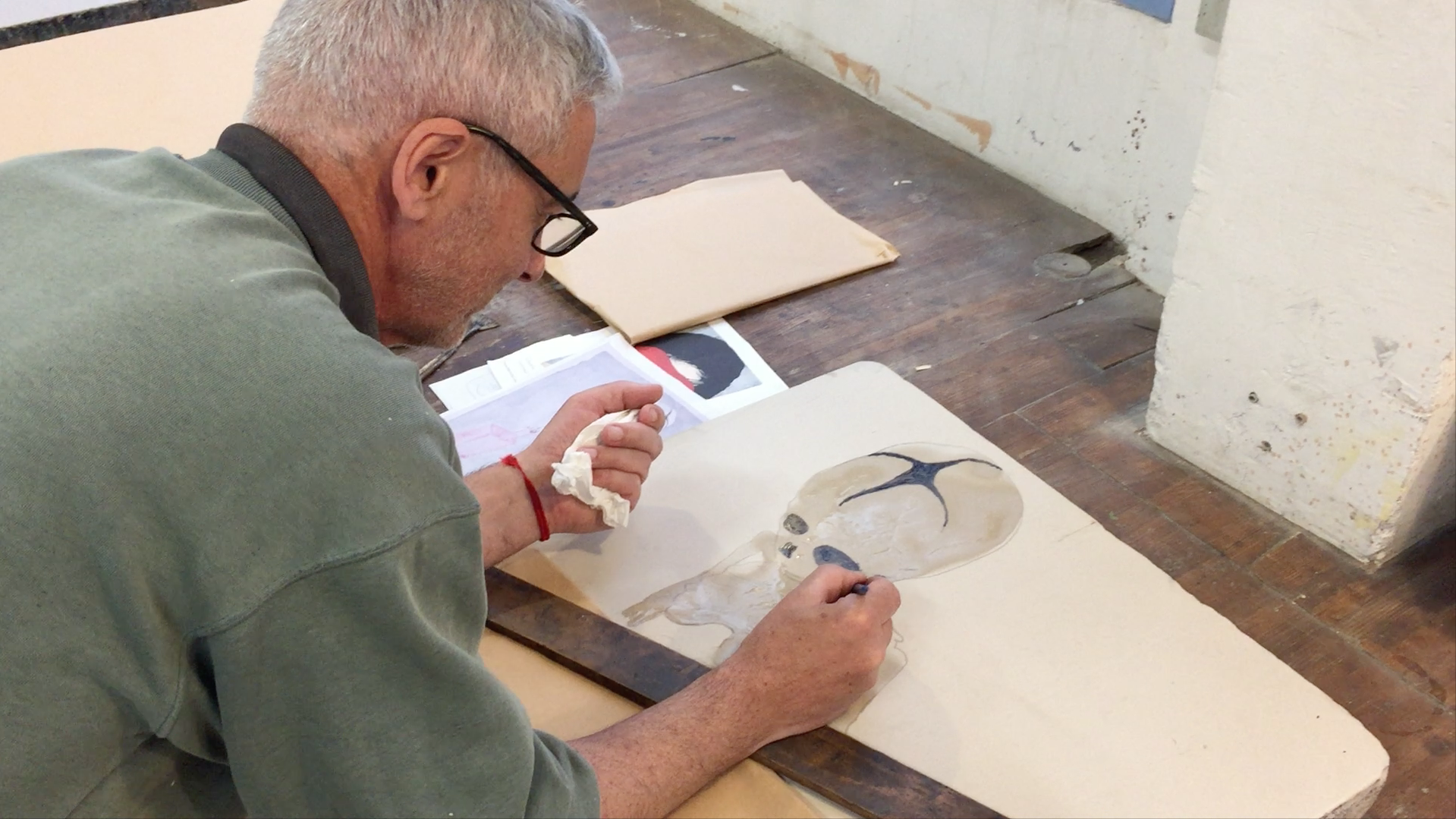 Video - James Rielly dessinant les détails du squelette de la lithographie No Home