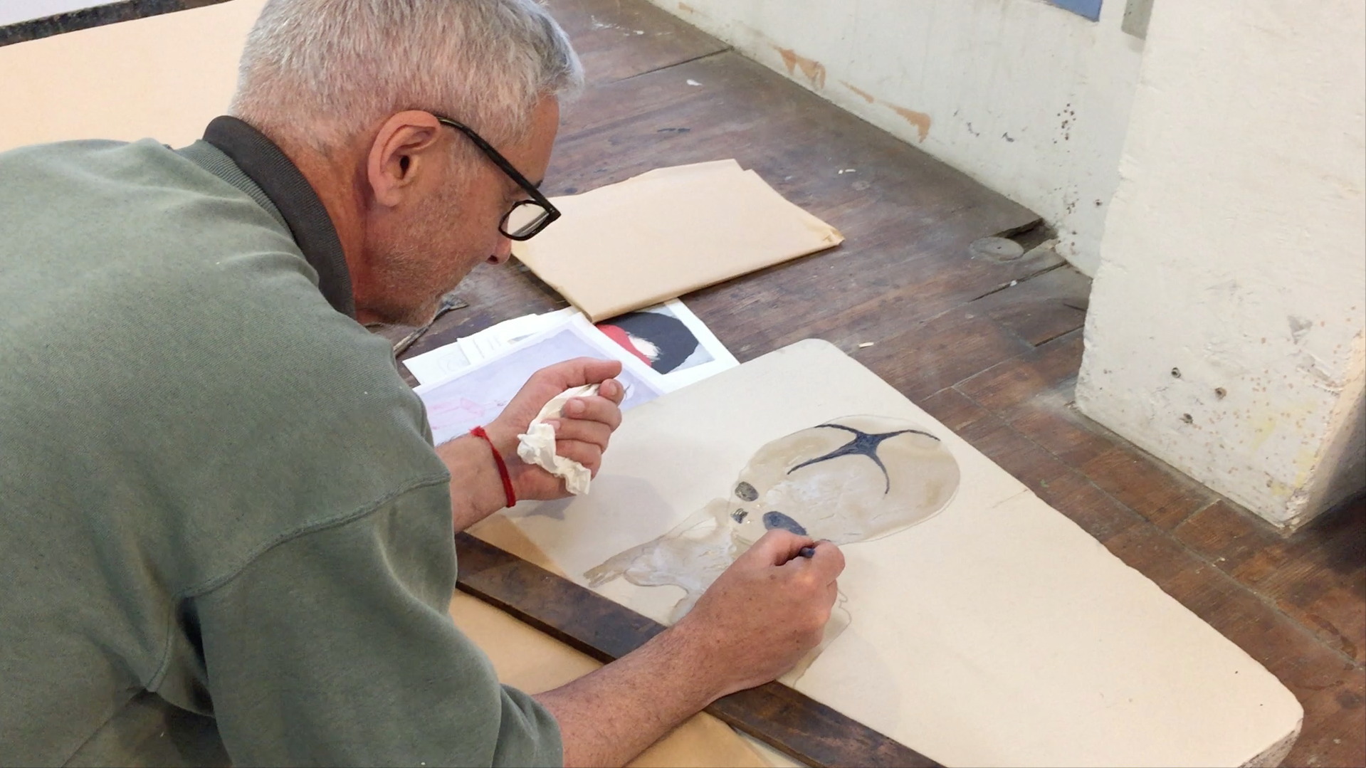 Video - James Rielly dessinant les dtails du squelette de la lithographie No Home