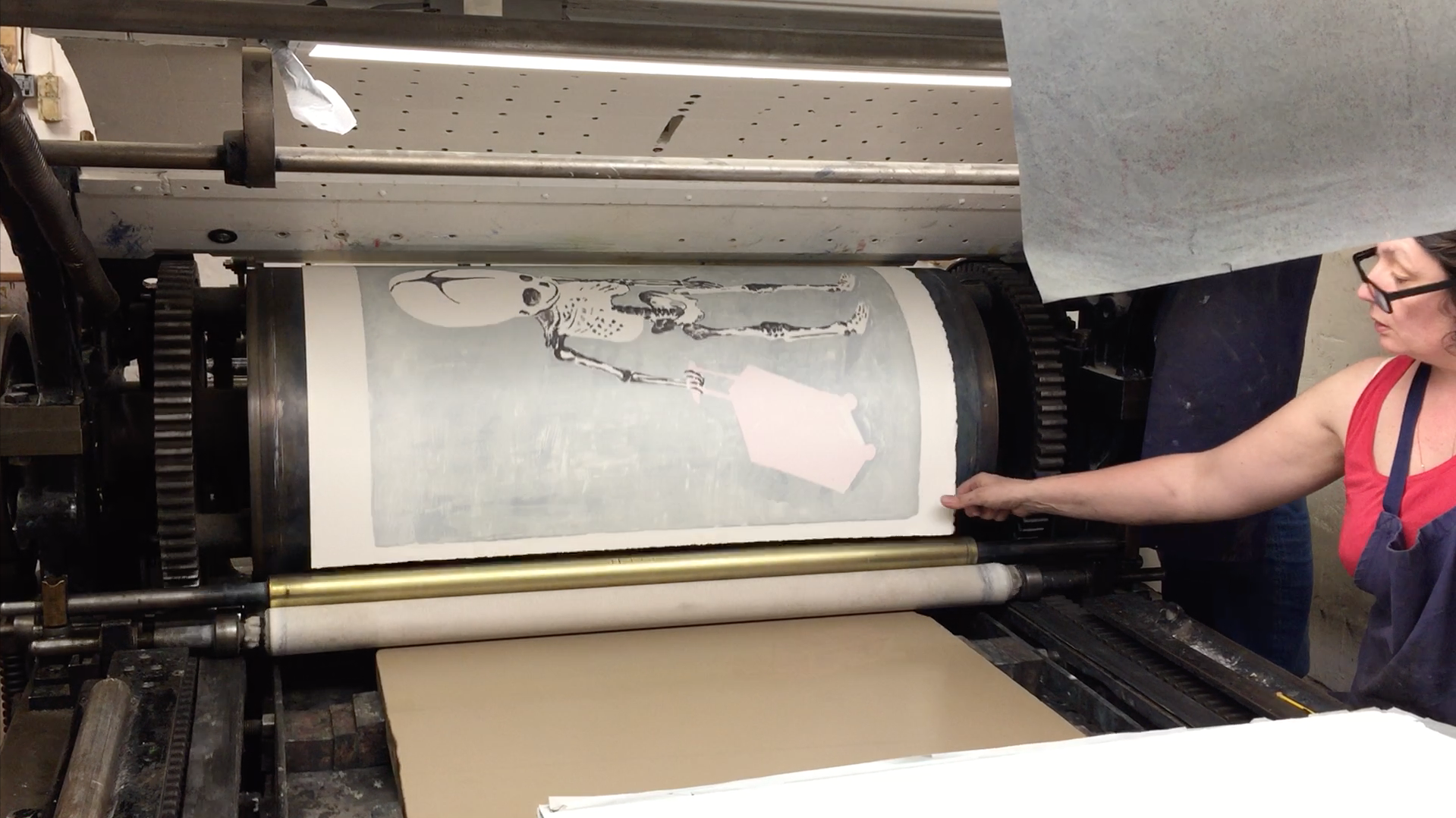 Video - Impression de la 6e couleur de la lithographie No Home de James Rielly