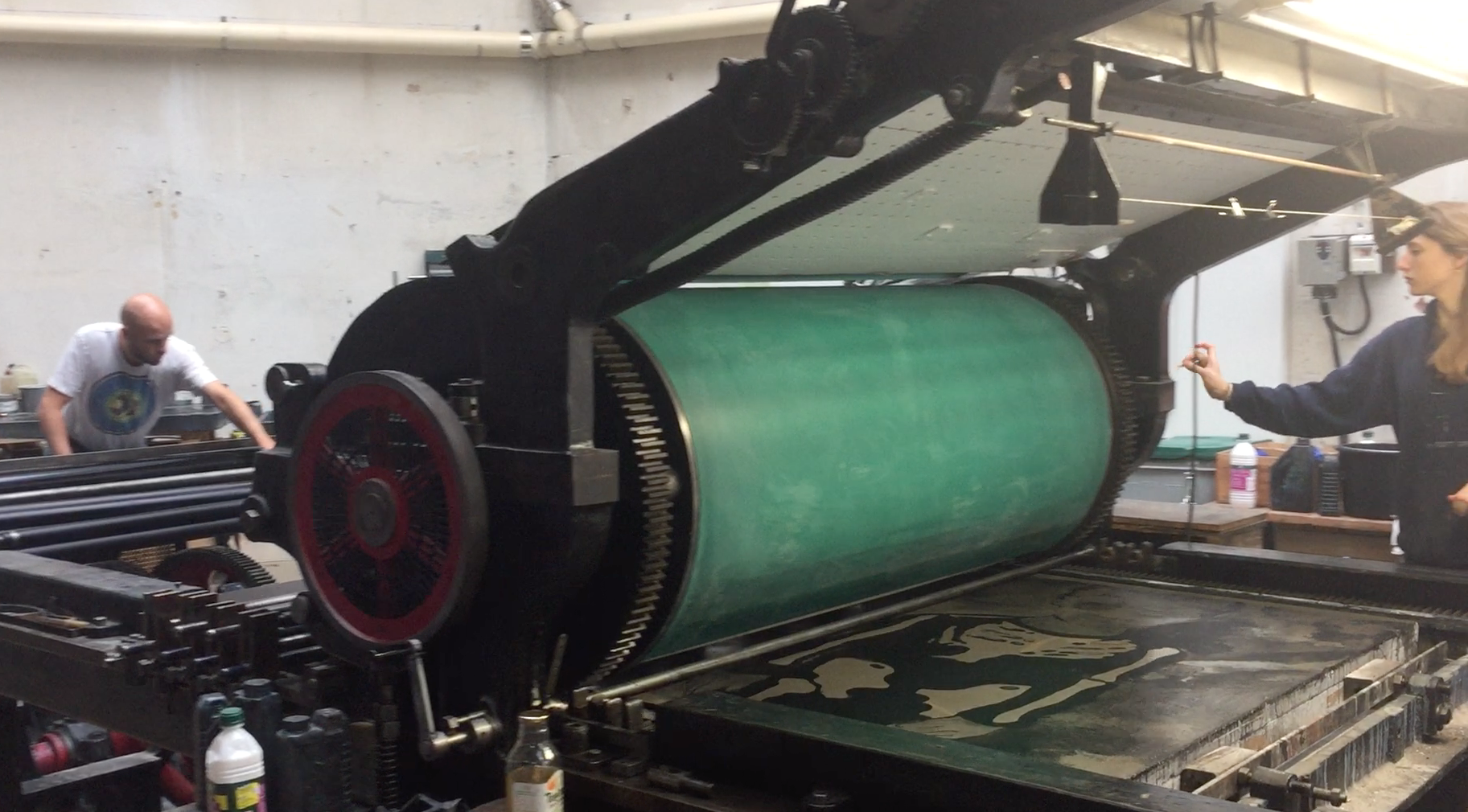 Video - Impression de la lithographie de Françoise Pétrovitch, sur la grande presse de l'atelier Idem