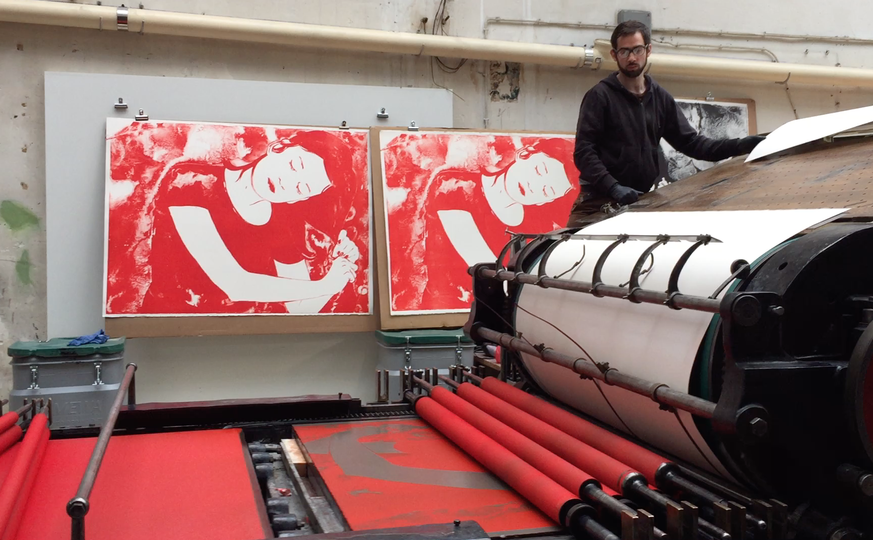 Video - Impression de la lithographie Se Coiffer sur la grande presse de l'atelier Idem à Paris
