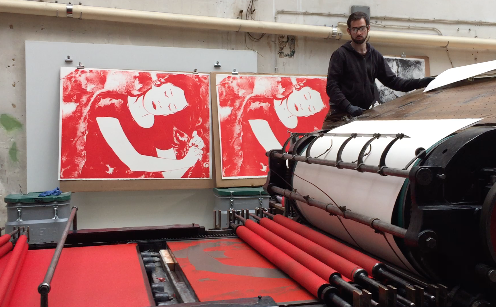 Video - Impression de la lithographie Se Coiffer sur la grande presse de l'atelier Idem  Paris