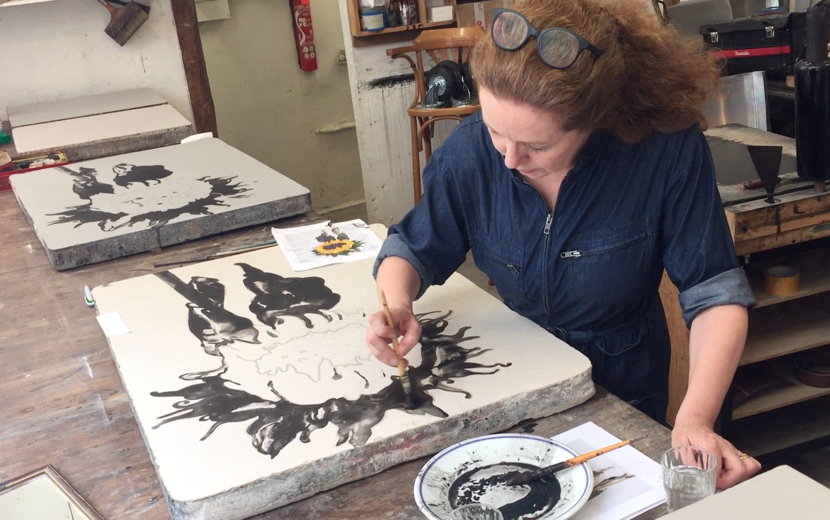 Video - Françoise Pétrovitch travaille à l'atelier A Fleur de Pierre sur les lavis qui serviront à l'impression des différentes couleurs de la lithographie Soleil