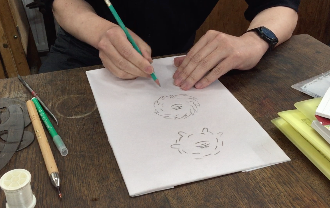 Video - Yuichi Yokoyama ralise en quelques instants la gravure au vernis mou. La plaque enduite d'un vernis mou est recouverte d'une feuille de papier de soie. En dessinant sur la feuille, chaque presion du crayon s'imprime dans le vernis.
